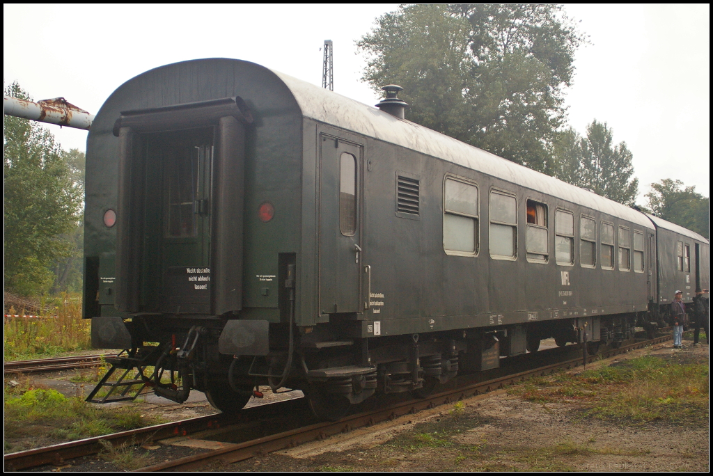 D-WFL 75 80 28-11 028-9 Dienst in Berlin-Sch�neweide, 20.09.2014
<br><br>
Der bei der Mansfelder Bergwerksbahn e.V., Benndorf eingstellte Dienstwagen der Wedler Franz Logistik GmbH & Co. KG (WFL) steht beim 11. Berliner Eisenbahnfest auf dem Vereinsgel�nde. Der Wagen wurde 1968 vom Raw Halberstadt gebaut und an die DR ausgeliefert (60 80 092 3 176, Gattung Bghw).