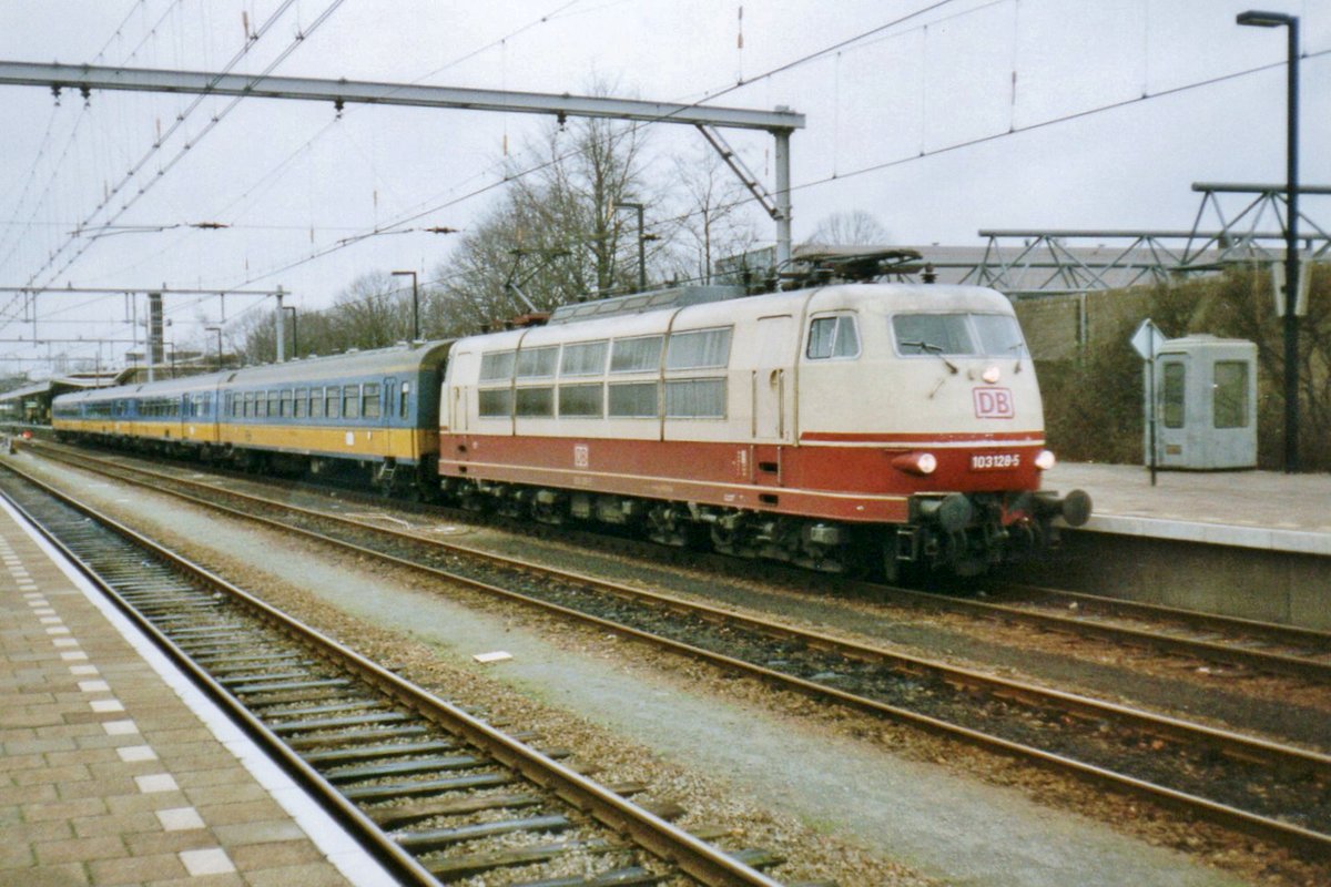 D-Zug mit 103 128 steht am 1 März 1997 in Venlo. 