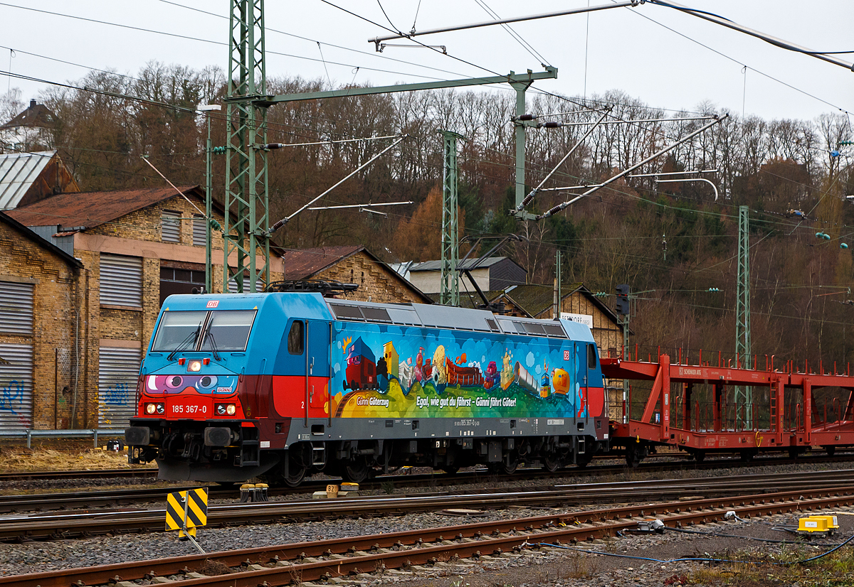 Da dachte ich erst, es sei eine private Lok. Aber nein, es war eine bunte und sehr schöne der DB Cargo AG und zwar die 185 387-0 mit der Werbung „Günni Güterzug  Egal wie gut du fährst Günni fährt Güter!“. Neben Robbi Regio, Ida IC und Opa Adler ist Günni, wie es sein Name schon verrät, eine Güterlok. Bisher war er für die Kinder nur als Spielfigur an Bord verfügbar. Nun fährt er auch in groß über die Schienen.

Die 185 387-0 (91 80 6185 367-0 D-DB) der DB Cargo AG fährt am 08.12.2021, mit einem sehr langen Leerzug von Autotransportwagen der DB Cargo Logistics GmbH (ex ATG Autotransportlogistic GmbH), durch Betzdorf (Sieg) in Richtung Siegen.

Die TRAXX F140 AC2 wurde 2009 von Bombardier Transportation GmbH in Kassel unter der Fabriknummer 34288 gebaut und an die DB geliefert. Diese Werbung (Beklebung) trägt sie seit September 2019.