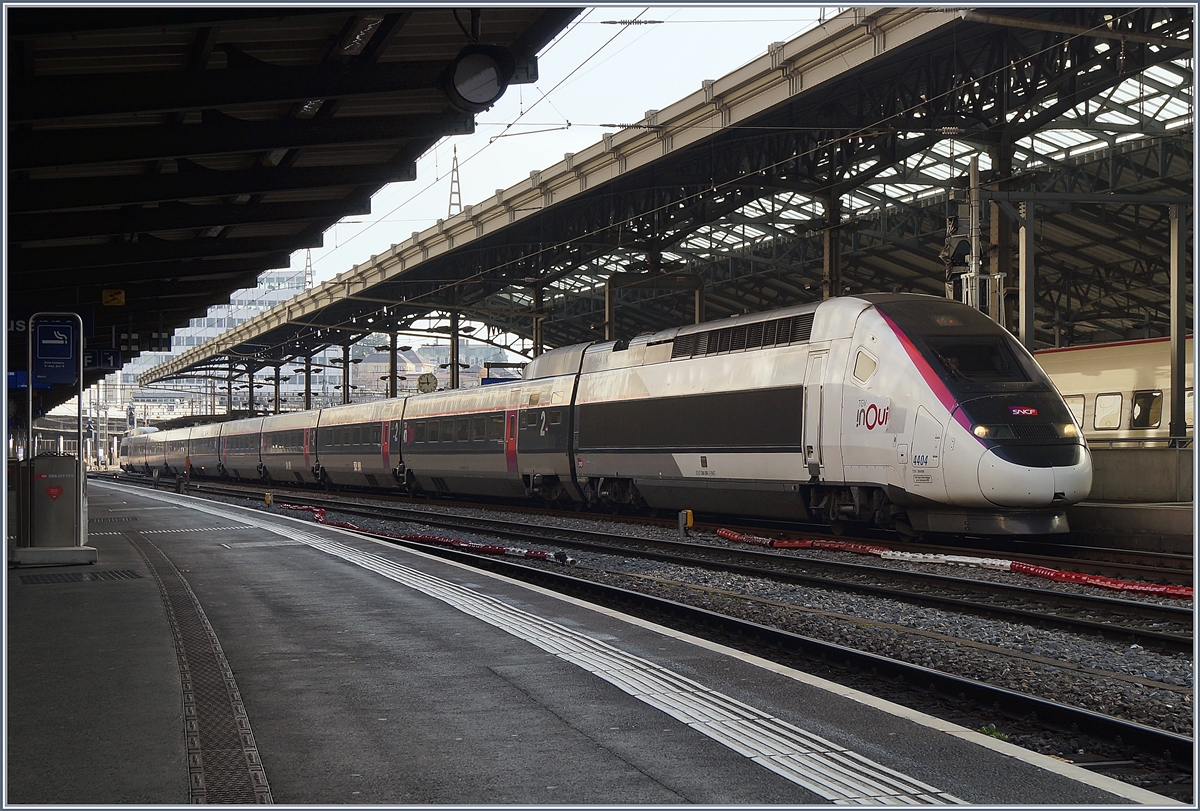 Da Lyria ihre Flotte auf den Fahrplanwechsel von 19 POS auf 15 Euroduplex TGV-Züge umstellt, werden die POS ab Fahrplanwechsel in ein neues Einsatzgebiet versetzt und dazu bereits farblich angepasst: Der  InOui  TGV 4404 ist als TGV Lyria 9261 von Paris an seinem Ziel in Lausanne angekommen und wird nun bis zur Bereitstellung der baldigen Rückfahrt in die Abstellgruppe fahren.

4. Dezember 2019