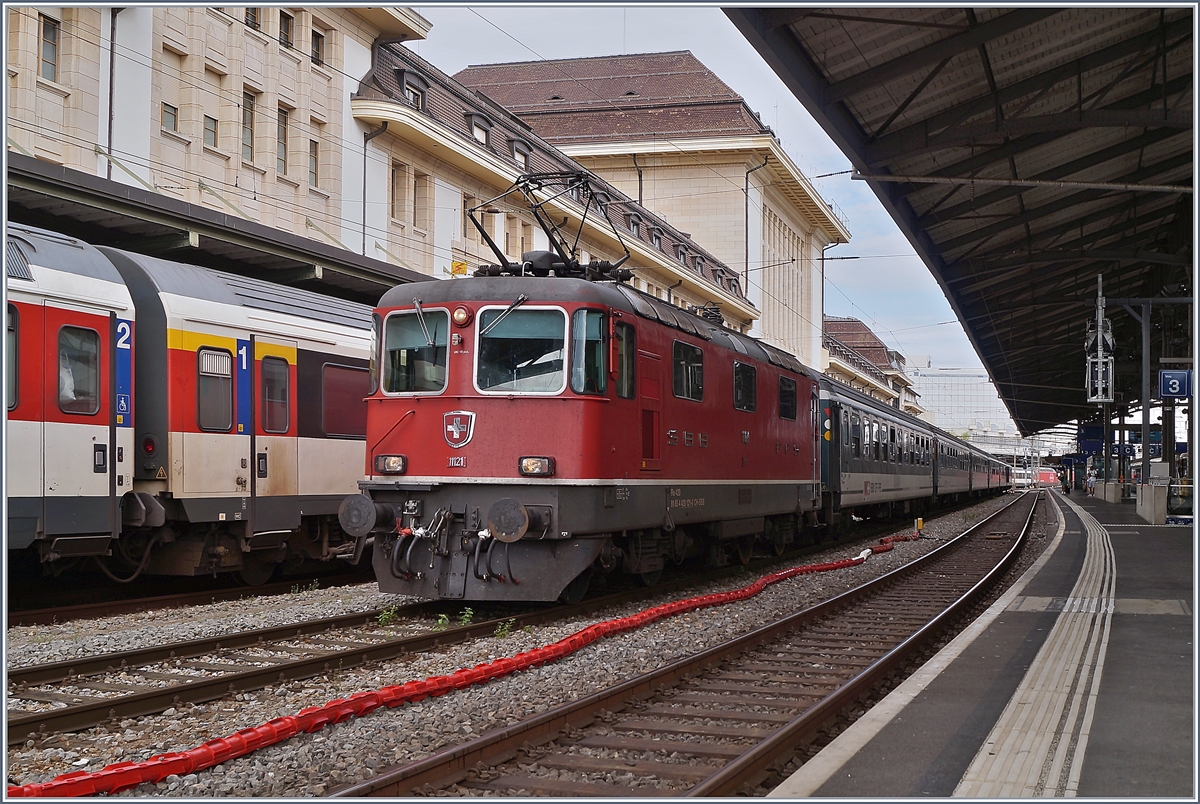 Da nicht nur ETCS bedingt die SBB Re 4/4 II der ersten Serie (11007 bis 11155) in Lausanne eher selten zu sehen sind, lohnt sich bei einem Besuch der schönen Lok immer eine Bild, oder auch zwei …

Die SBB Re 4/4 II 11121 (Re 420 / 91 85 4 420 121-6 mit einem abgestellten Extrazug in Lausanne auf Gleis 2. 

17. Aug. 2019