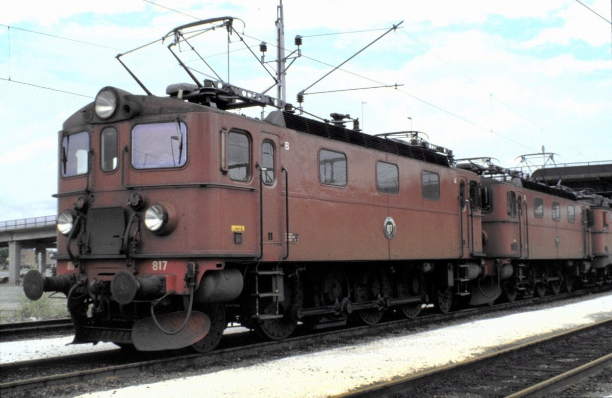 Da Nr.817 und 816 von ASEA, Baujahr 1953, in Hallsberg am 11.08.1985 (Diascan). Beide Maschinen sind im Jahr 1988 in Gävle stationiert.