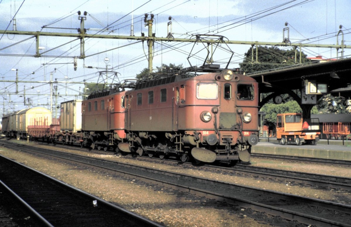 Da Nr.914 und 925 vor einem langen Güterzug fährt durch Hallsberg am 13.08.1985.
Beide Maschinen sind von ASEA mit Baujahr 1956 und 1988 in Gävle stationiert.