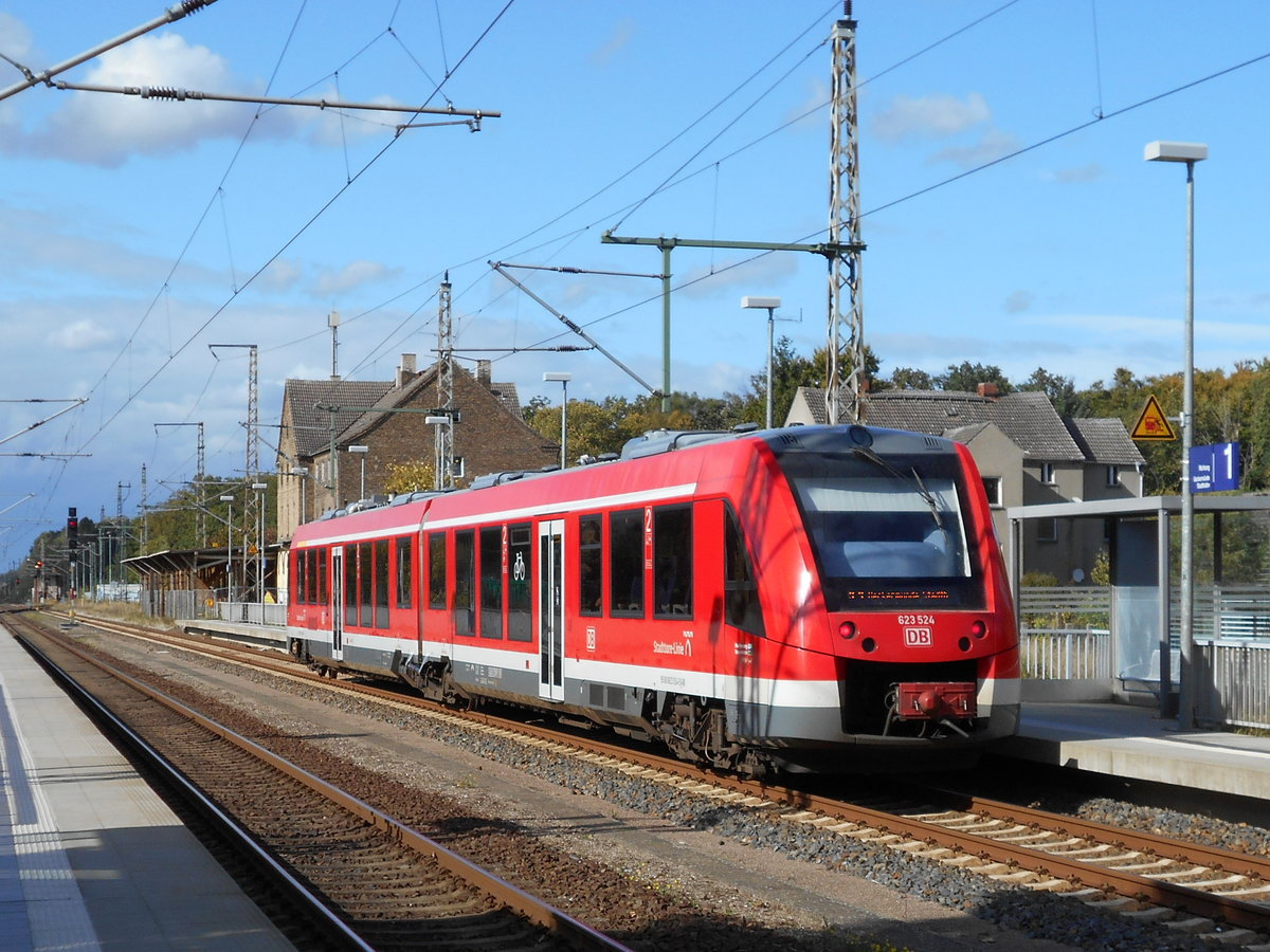 Da die Schranken am Bahnhof Jatznick(Strecke Stralsund-Berlin)geschlossen waren,bog ich mit dem Auto auf die erst beste Parkm�glichkeit,aus den Auto heraus und gleich auf dem Ausl�ser um den 623 524 fotografieren zuk�nnen.Aufnahme vom 22.September 2018.