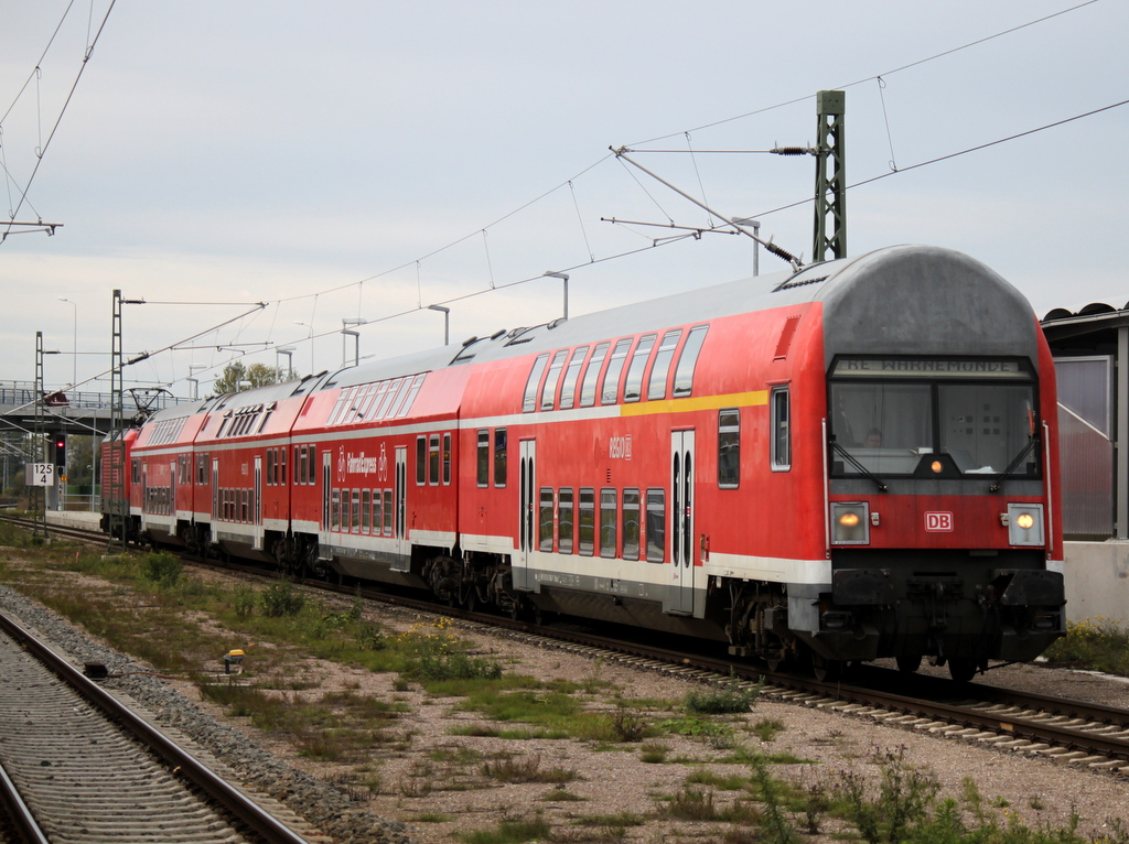 DABbuzfa 760 als RE18590 von Berlin Hbf(tief)nach Warnemnde bei der Durchfahrt in Warnemnde Werft.19.10.2013