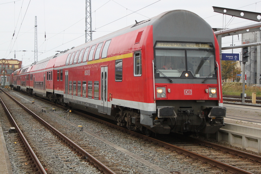 DABbuzfa 760 stand am 24.10.2015 als Warnemnde-Express im Rostocker Hbf.24.10.2015