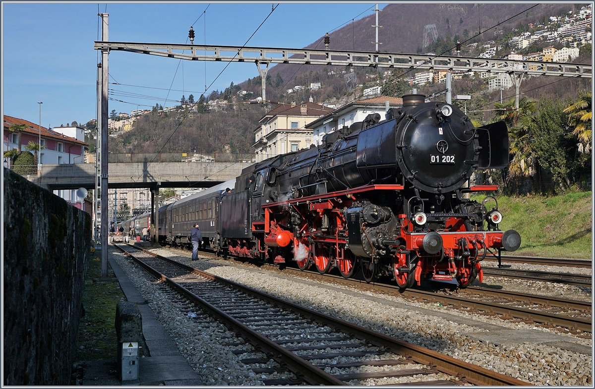 Dampf Land auf Land ab und der wird auch überall ausgiebig fotografisch festgehalten: Die mächtige und zugleich filigrane 01 202 in Locarno, von wo aus sie ihren langen Extrazug über den Gotthard ziehen wird.
22. März 2018