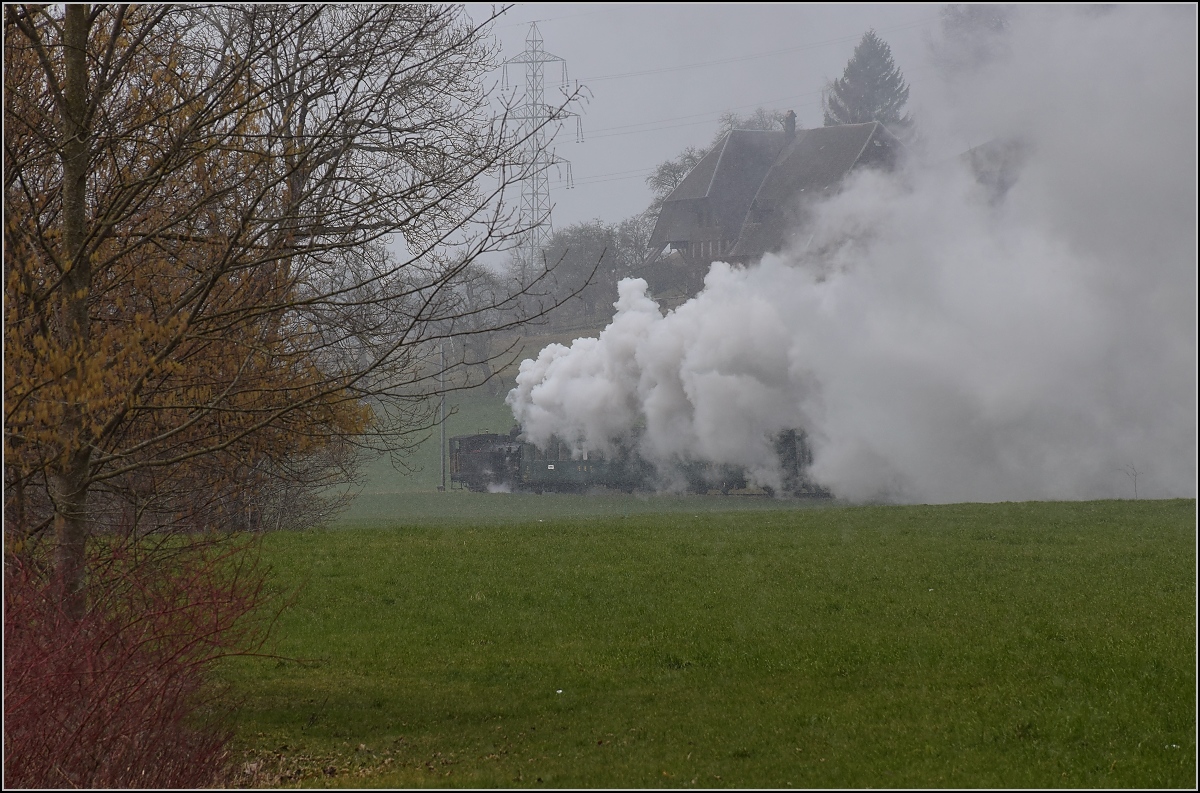 Dampflok Ed 3/4 Nr. 2 der Solothurn-Münster-Bahn bei Dürrenroth. Betreut wird die Lok durch den Verein historische Emmentalbahn. Mit im Gepäck hat sie zwei vierachsige Leichtstahlplattformwagen und einen K2. Februar 2018.