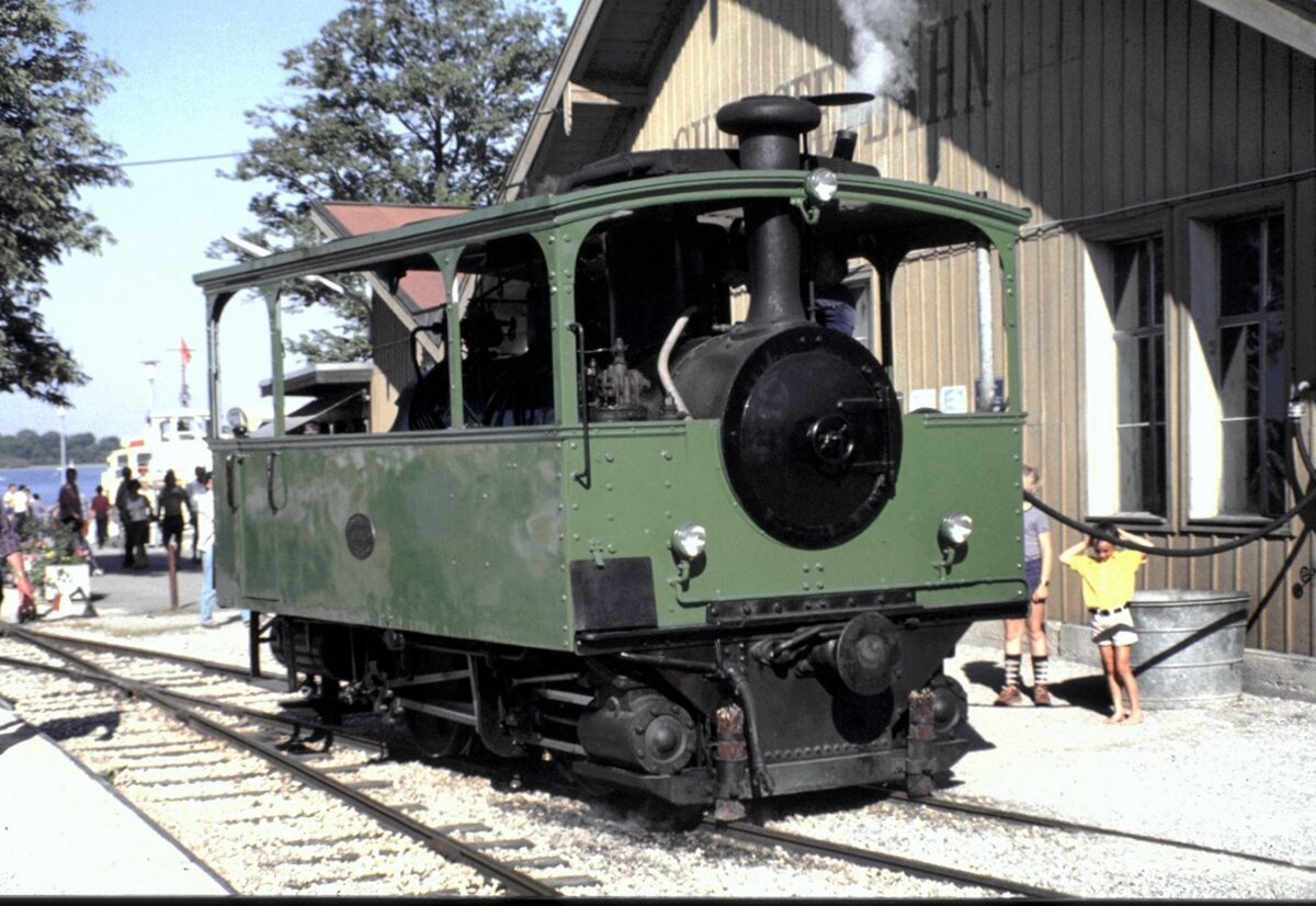 Dampftrambahn in Prien mit Namen Laura von Krauss & Comp. München Tp L VII Bauart Bn 2 t Fabriknumer 1813, Baujahr 1887; Vmax 25 km/h; Leistung 60 PS; Gewicht 13,3 t. Beim Wasserfassen am Schiffsanleger Chiemsee am 13.06.1981.