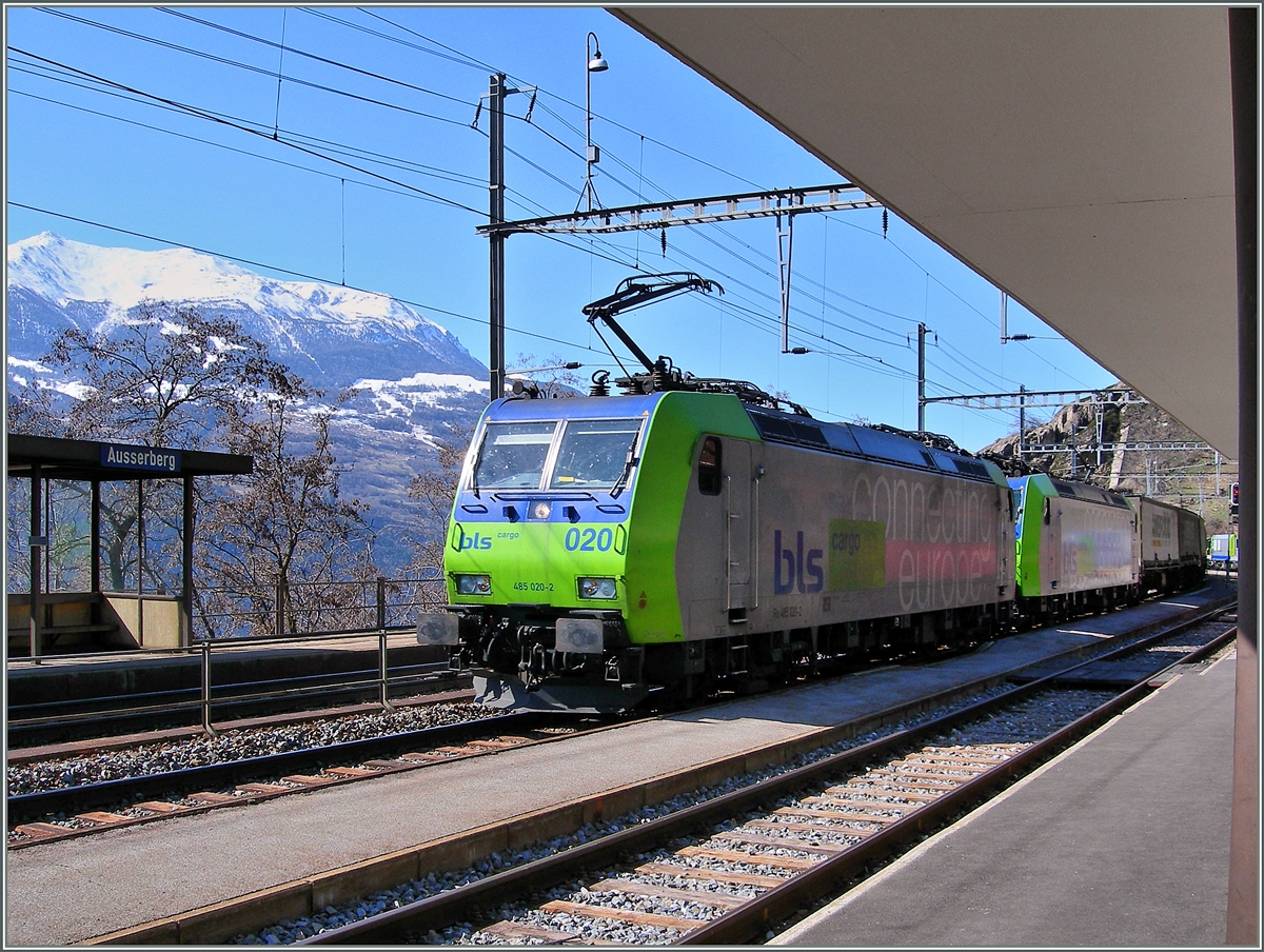 Das Bild der zwei vorbeifahrenden BLS Re 485 vermittet eine wage Ahnung, weshalb der Ort Ausserberg heisst.
16.03.2007