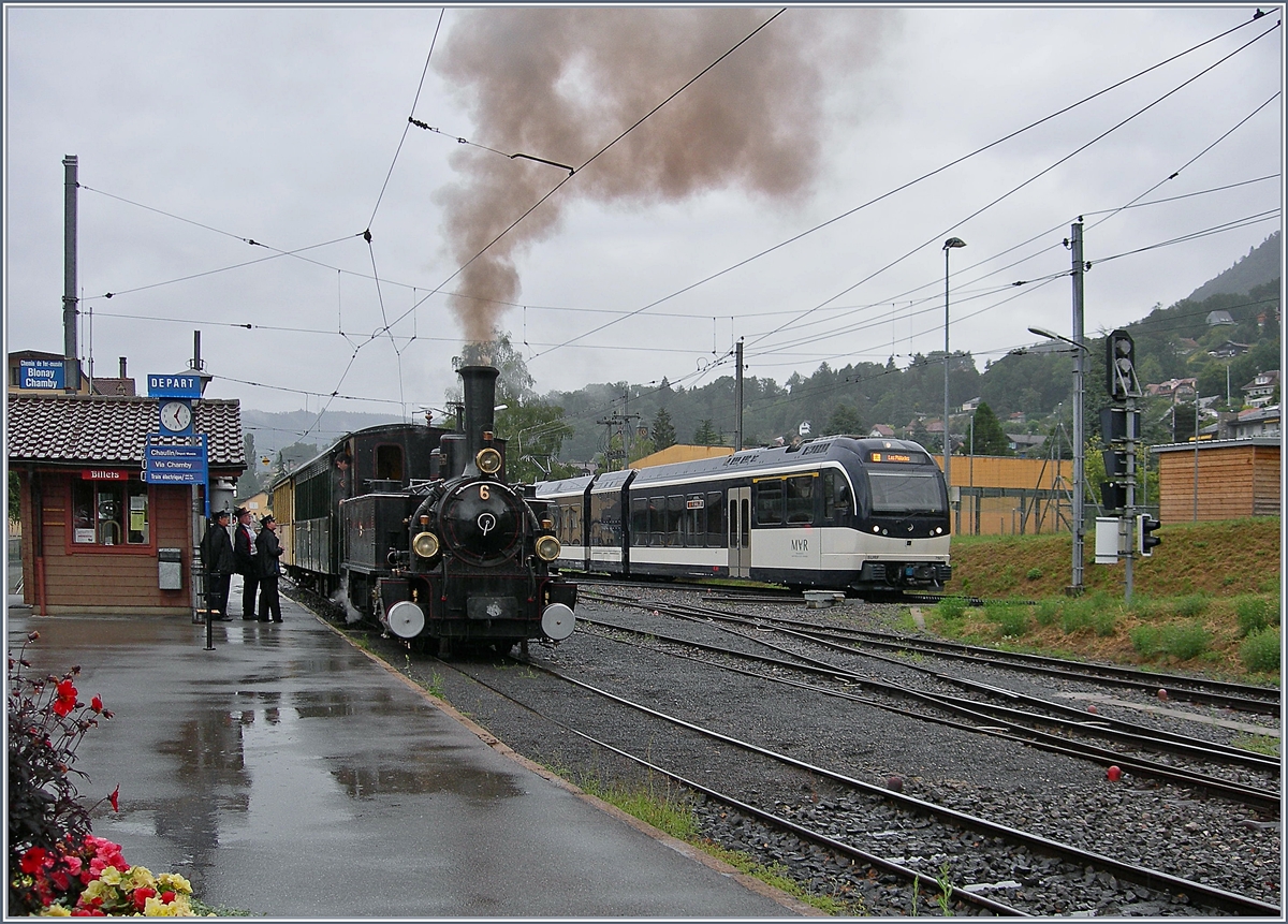 Das Fête des Vignerons 2019 ist Geschichte. Wie erwartet bot der beachtliche Zusatzverkehr der grösstenteils mit RABe 511 und ABeh 2/6 bewältigt wurde wenige Bahnspezifische Fotomotive. Trotzdem hier ein kleiner Rückblick auf das Fêtes des Vignerons 2019: 

Traditionsgemäss fährt jeweils am letzten Sonntag im Monat am Nachmittag ein elektrischer B-C Zug bis nach Vevey und zurück. Am Sonntag den 28. Juli war wohl die Streckenkapazität durch das Fête des Vignerons ausgelastet, so dass der Zug nur auf dem B-C Abschnitt fuhr. Während also die Anschrift den elektrischen Zug ankündete, dampfte die B-C G 3/3 6 ganz und gar nicht elektrisch vor sich hin.

28. Juli 2019