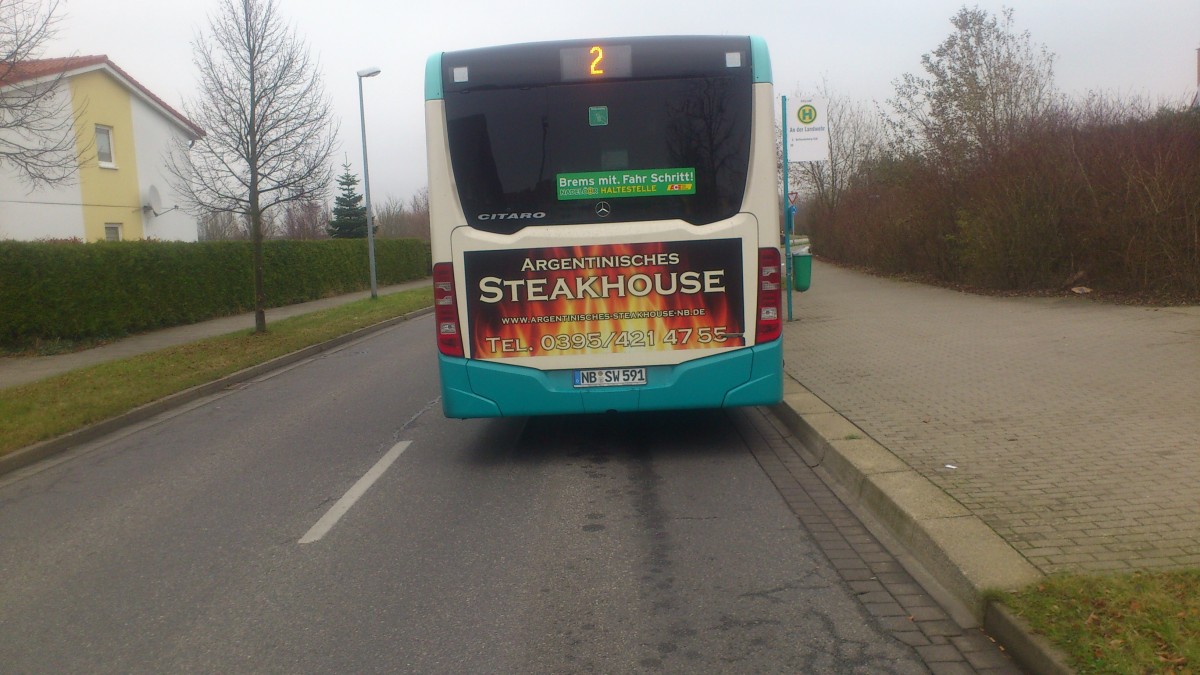 .....das Heck noch mit der Werbung des Citaro  der Stadtwerke NB SW 591
.....die er erst vor kurzen bekommen hat