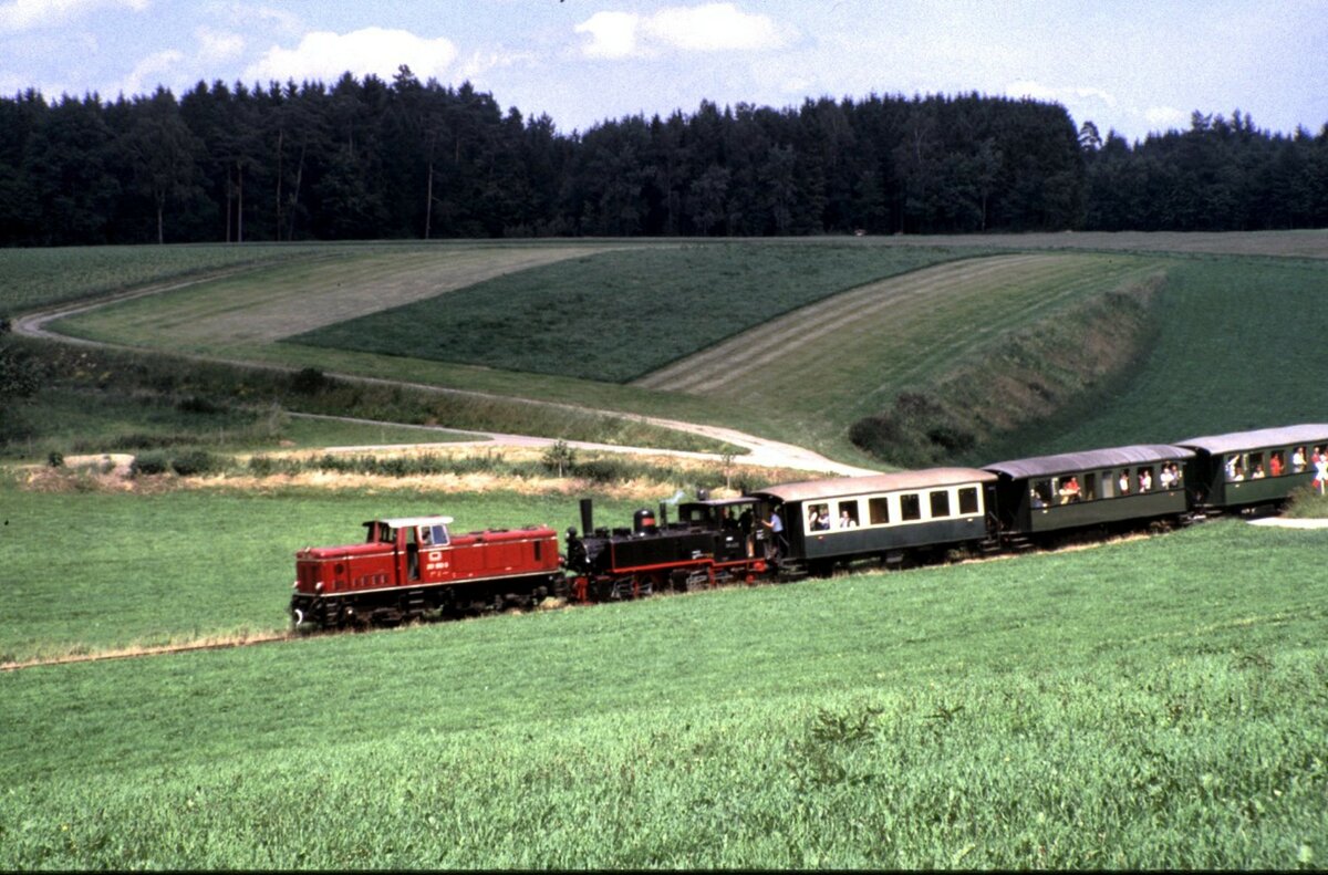 Das Öchsle 99 633 mit Vorspann 251 902 bei Wennedach am 29.06.1985.