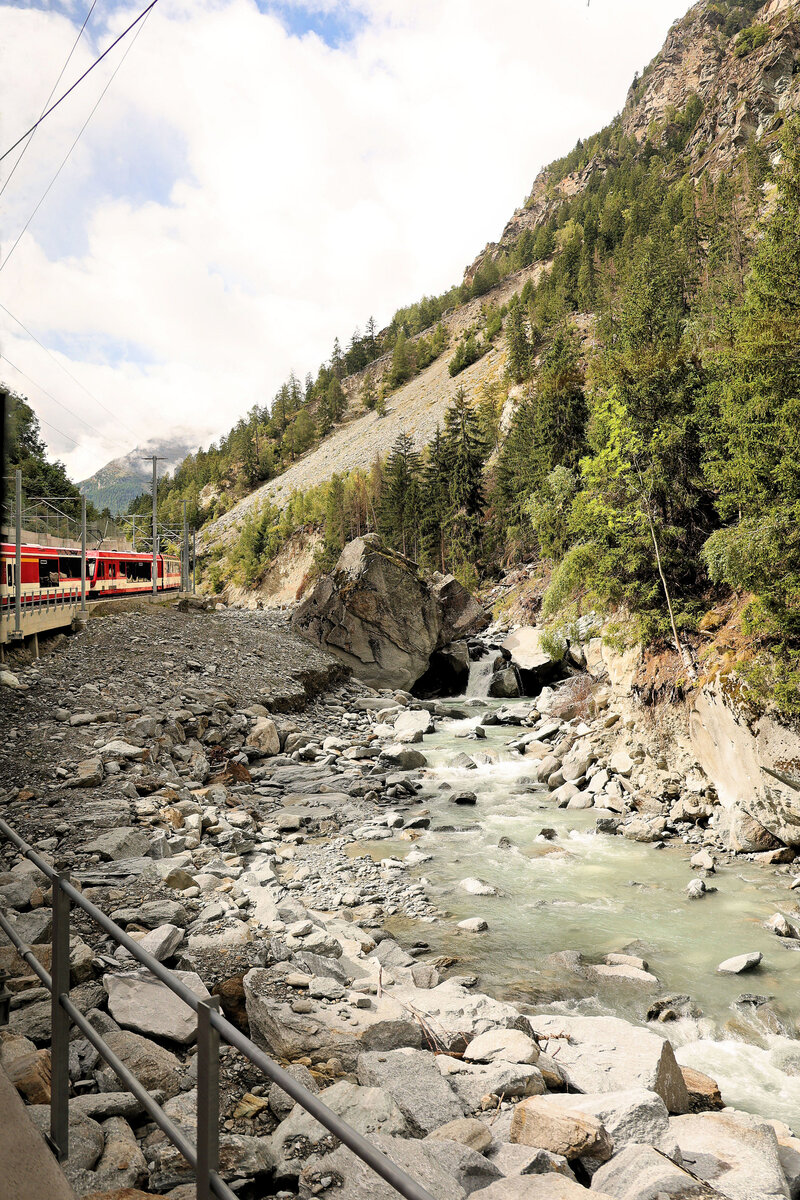 Das Problem der fixen Fenster bei der MGB. Weiter oben in der Kipfenschlucht, wo die Strecke im Juni 2024 schwer beschädigt worden war und über eine grössere Distanz in der Luft hing. Der Betrieb konnte am 26.August 2024 wieder aufgenommen werden (In anderen Ländern wäre wohl die Stilllegung erfolgt). Auch in diesem Bild war erheblicher Einsatz von Klonen und Bildfehlerentfernung nötig. Leider.  30.August 2025  