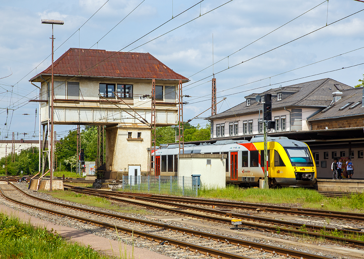 
Das Reiterstellwerk Kreuztal Nord (Kn) am 12.05.2018, dahinter im Bahnhof Kreuztal ein LINT 41 der HLB als RB 93  Rothaarbahn  (Betzdorf - Siegen - Bad Berleburg). 

Das elektromechanische Wärterstellwerk wurde 1931 gebaut und steht heute Denkmalschutz. Es ist nicht mehr in Betrieb, seit 2015 wird alles über das ESTW Finnentrop gesteuert. 

Das Reiterstellwerk gibt es auch als Spur 1 Modell von Märklin als Bausatz zu kaufen.