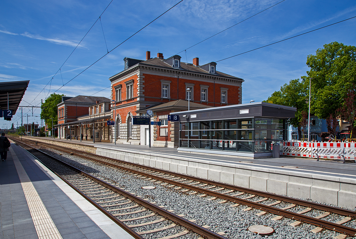 Das sehr schöne Empfangsgebäude vom Bahnhof Bützow am 16.05.2022 von der Gleisseite.

Der Bahnhof Bützow in der gleichnamigen Stadt Bützow im Landkreis Rostock in Mecklenburg-Vorpommern wird im Nah- und Fernverkehr bedient. Er liegt an der Bahnstrecke Bad Kleinen–Rostock (KBS 100) und ist Ausgangspunkt der Bahnstrecke (KBS 175) Bützow–Pasewalk–Szczecin Główny (Stettin Hbf / Pommern / Polen). Mit dem RE 4  Stadttore-Linie  (Lübeck – Bützow – Güstrow – Pasewalk – Szczecin) besteht auch eine direkte Verbindung nach Stettin (Polen), die Fahrzeit von Bützow beträgt 3 Stunden und 24 Minuten.

Der Bahnhof befindet sich 1,7 Kilometer südöstlich des Stadtzentrums nahe dem Warnowta. Nordöstlich verläuft der durch Gleise überbrückte Bützow-Güstrow-Kanal auf seinen letzten Metern vor der Mündung in die Warnow.

Das repräsentative Empfangsgebäude wurde im Stil der Neorenaissance im Jahr 1879 erbaut. Es besitzt zwei zweigeschossige Ecktürme und einen eingeschossigen Mittelteil mit Mittelrisalit. Es liegt westlich der Gleise. Gleis 1 befindet sich direkt am Gebäude, Gleis 2 und 3 an einem Mittelbahnsteig, der durch einen Fußgängertunnel zu erreichen ist. Beide Bahnsteige sind überdacht. Der Bahnhof ist durch Erhöhung der Bahnsteige und Einbau von einem Aufzug seit Oktober 2021 barrierefrei. Östlich der Bahnsteige befinden sich weitere, nicht für den Personenverkehr genutzte Bahngleise. Im Rahmen des Vorhabens „Spurplananpassung südöstlicher Bahnhofsbereich Bützow“ plant die Deutsche Bahn, eine Reihe dieser Gleise zurück zu bauen.