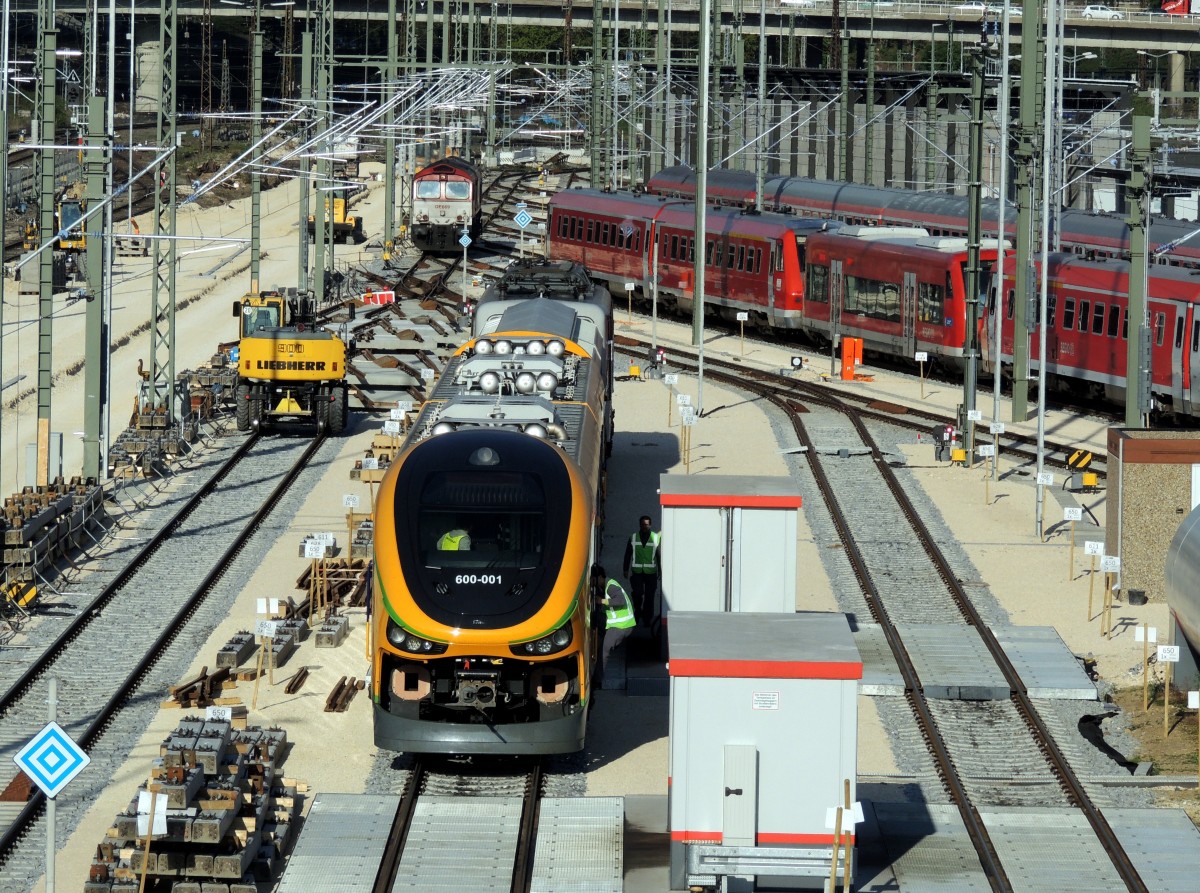 Das Testfahrzeug 600-001 der Oberpfalzbahn hat die 139 558-1 durch die nicht elektrifizierte Strecke zur Tankstelle vorgeschoben. Im Hintergrund fhrt die Class 66 DE 669 vollgetankt zum n�chsten Einsatz. An der neuen Loktankstation in Ulm am 10.04.2014.