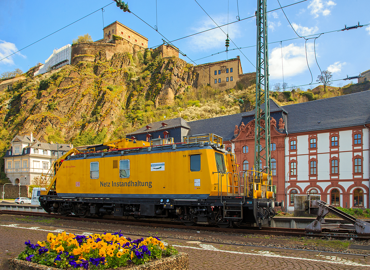 
Das Tunnelinstandhaltungsfahrzeug (TIF) 705 001-6   Glück auf Barbara  der DB Netz AG ist am 09.04.2016 im Bahnhof Koblenz-Ehrenbreitstein, unterhalb der Festung Ehrenbreitstein abgestellt. 

Das Tunnelinstandhaltungsfahrzeug, übrigens lange das einzige Fahrzeug dieser Baureihe, es wurde 1992 von Plasser & Theurer unter der Fabriknummer 2454 gebaut. Ab 2016 kamen dann 2 Fahrzeuge der BR 750.1 (TIF) und 4 (weitere sollen folgen) der BR 750.2 (MZF-Mehrzweckfahrzeug bzw. auch teils als MISS-Multifunktionales Instandhaltungsfahrzeug Streckeninfrastruktur bezeichnet) hinzu. So besteht die Baureihe nun aus drei Unterbaureihen (750.0, 750.1 und 750.2), wobei die neuen Fahrzeuge ganz anders aufgebaut sind.

Das Fahrzeug hat ein begehbares Dach, Arbeits- bzw. Begutachtungsplattformen an den Wagenenden, Hubdrehbühne, Kran und entsprechende Lampen zur Ausleuchtung der Tunnel. Der Hubsteiger erreicht eine Ausladung von ca. 8,5 m (11 m über SOK) bei einem Schwenkbereich von 400°. Es kann so jeder Punkt der Tunnelleibung erreicht werden. Der Kran hat eine Hubkraft von 51 kNm, 

Die Fahrzeug-Raumaufteilung ist wie folgt: Mehrzweckraum und Führerstand 2 mit Sozialraum für Begleitpersonal zum Wohnen, Kochen, Schlafen, Büroraum zur Auswertung der Befunde, Aufenthaltsraum für den Untersuchungstrupp, Nasszelle mit Dusche und WC und dem Führerstand 1.

Zum Antrieb hat es zwei unterschiedliche Dieselmotoren:
Der Fahrmotor für die Eigenfahrt (Hg max. 120 km/h) ist ein luftgekühlter KHD V12-Zylinder-Dieselmotor mit Abgasturbolader vom Typ BF 12L513C mit 383 kW Leistung.
Der Arbeitsmotor (für Energieversorgung in Arbeitsstellung und Geschwindigkeiten von v= 5-7 km/h) ist ein langsam laufender luftgekühlter KHD V4-Zylinder-Dieselmotor mit Abgasturbolader vom Typ BF 4L1011T mit 44 kW Leistung. Er ist schadstoffarm und hat Rußfilter, was bei Tunnelarbeiten wohl von Vorteil ist.

Das Fahrzeug besitzt je ein Trieb- und ein Laufdrehgestell mit hydromechanischem Fahrantrieb. Ein Drehstromgenerator 220/380 V wird hydrostatisch vom jeweils genutzten Motor angetrieben.

Weitere TECHNISCHE DATEN:
Gebaute Anzahl (BR 750.0): 1
Hersteller: Plasser & Theurer
Spurweite: 1.435 mm (Normalspur)
Achsformel: Bo'2'
Länge über Puffer: 15.920 mm
Drehzapfenabstand: 9.500 mm
Achsstand im Drehgestell: 1.800 mm
Höhe über SO: 4.485 mm
max. Breite: 3.100 mm
Raddurchmesser: 840 mm (neu)
Gesamtgewicht: 52 t
Fahrmotor:  luftgekühlter KHD V12-Zylinder-Dieselmotor mit Abgasturbolader vom Typ BF 12L513C mit 383 kW Leistung.
Höchstgeschwindigkeit (Hg): 120 km/h (geschleppt 140 km/h) 
Zul. Anhängelast: 50 t
Zur Mitfahrt zugel. Personen: 10 
