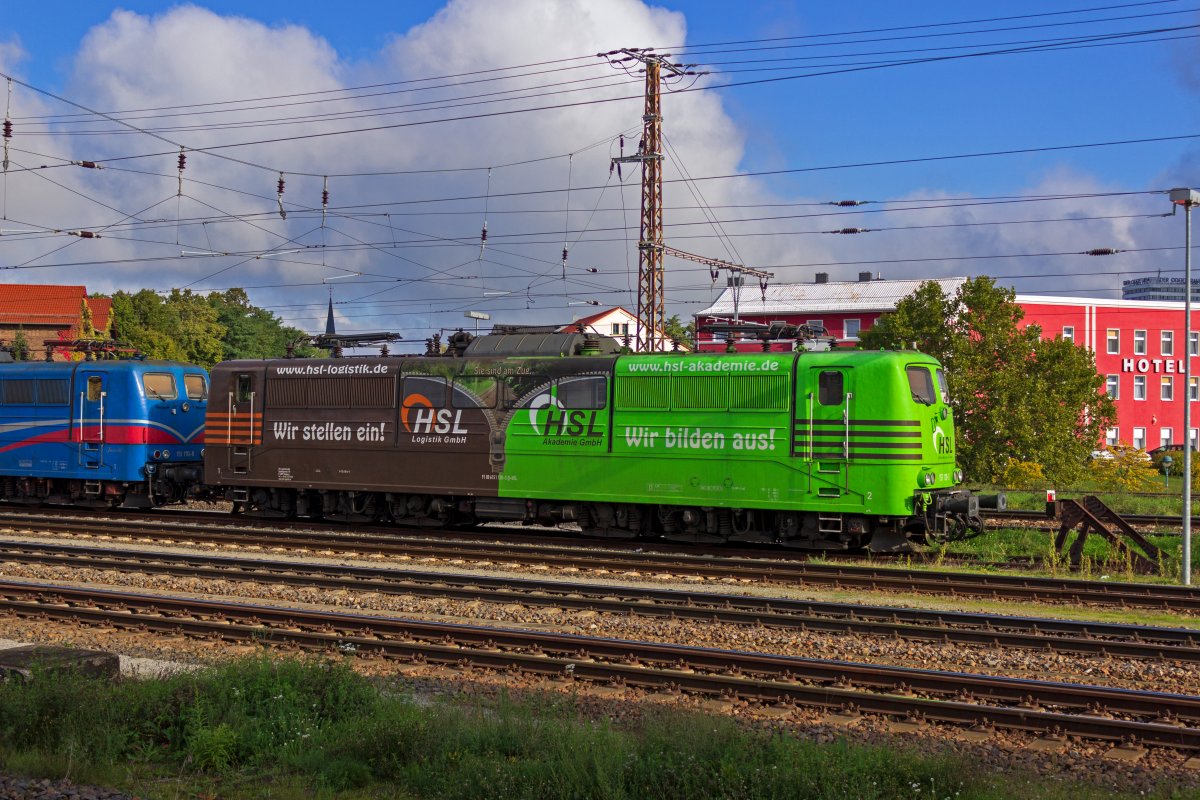 Das Unternehmen HSL Logistik lackiert einen groen Teil seiner Lokomotiven in einer recht gewhnungsbedrftigen braunen Farbe. An 151 138 ist der Farbton mit einem intensiven grn kombiniert. In diesen Farben macht die Lok auf die Lokfhrerausbildung der Firma aufmerksam.