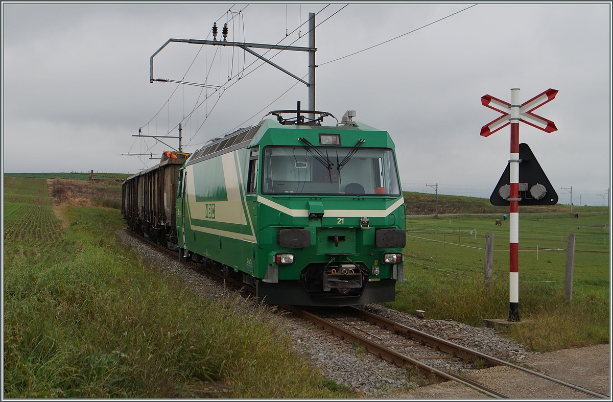 Das Verlanden der Zuckerrüben kann natürlich nur bei ausgeschalteter und geerdeter Fahrleitung erfolgen, ein Grund, weshalb der Tm 41 (der nicht zu sehen ist) immer mit dabei ist.
Bei Mauraz, den 15. Okt. 2014