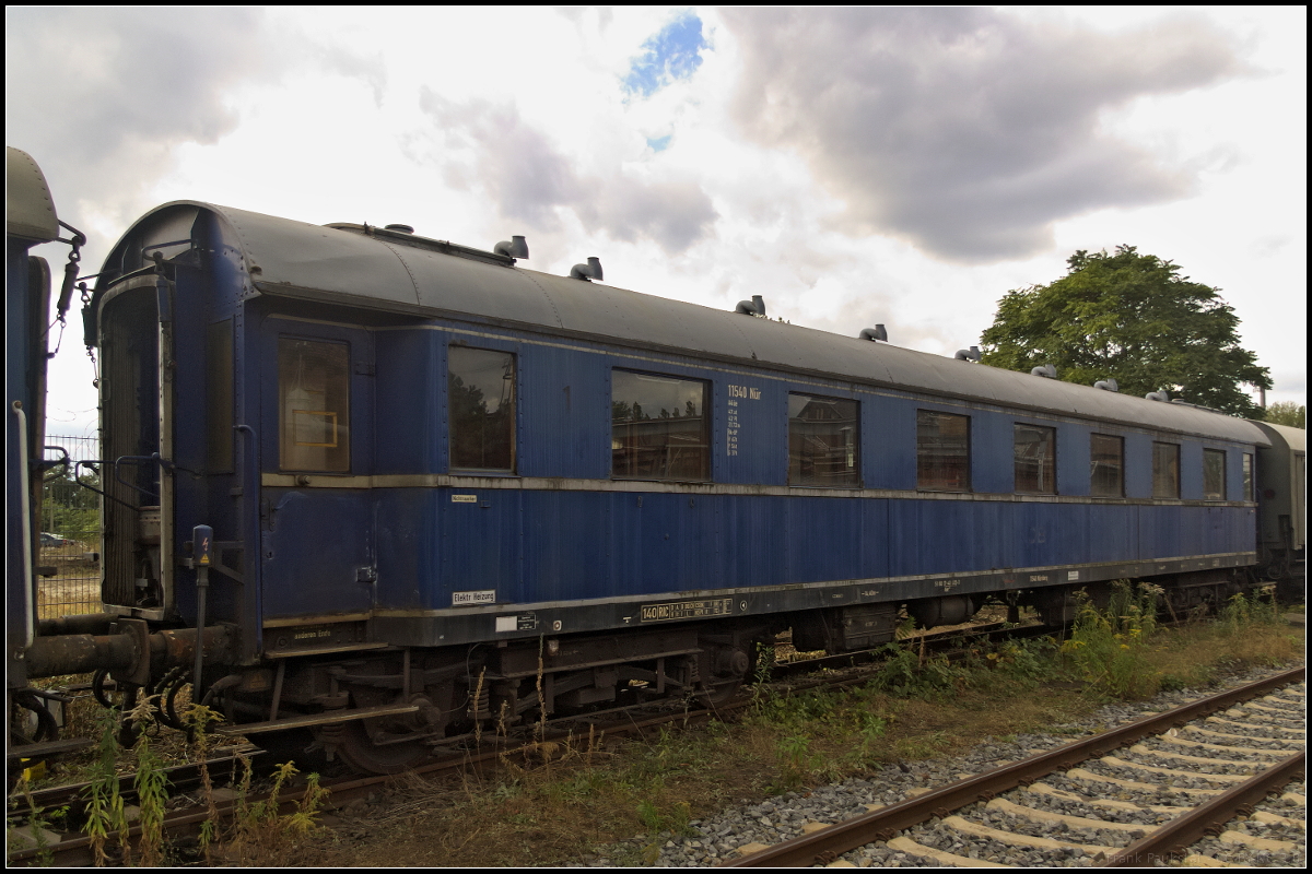 DB 11 540 Nr A4e, ein Schnellzugwagen 1. Klasse, sieht man inzwischen seine Jahre an. Gebaut wurde er von Linke-Hofmann-Busch in Breslau ca 1930. Zu sehen war der Wagen mit weiteren Personenwagen am 15.09.2018 beim 15. Berliner Eisenbahnfest im Betriebsbahnhof Berlin-Schneweide (D-DLFB 51 80 17-40 005-3 Ae 040).