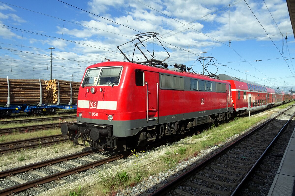 DB 111 058 steht am 26 Mai 2022 abgestellt in Donauwörth.