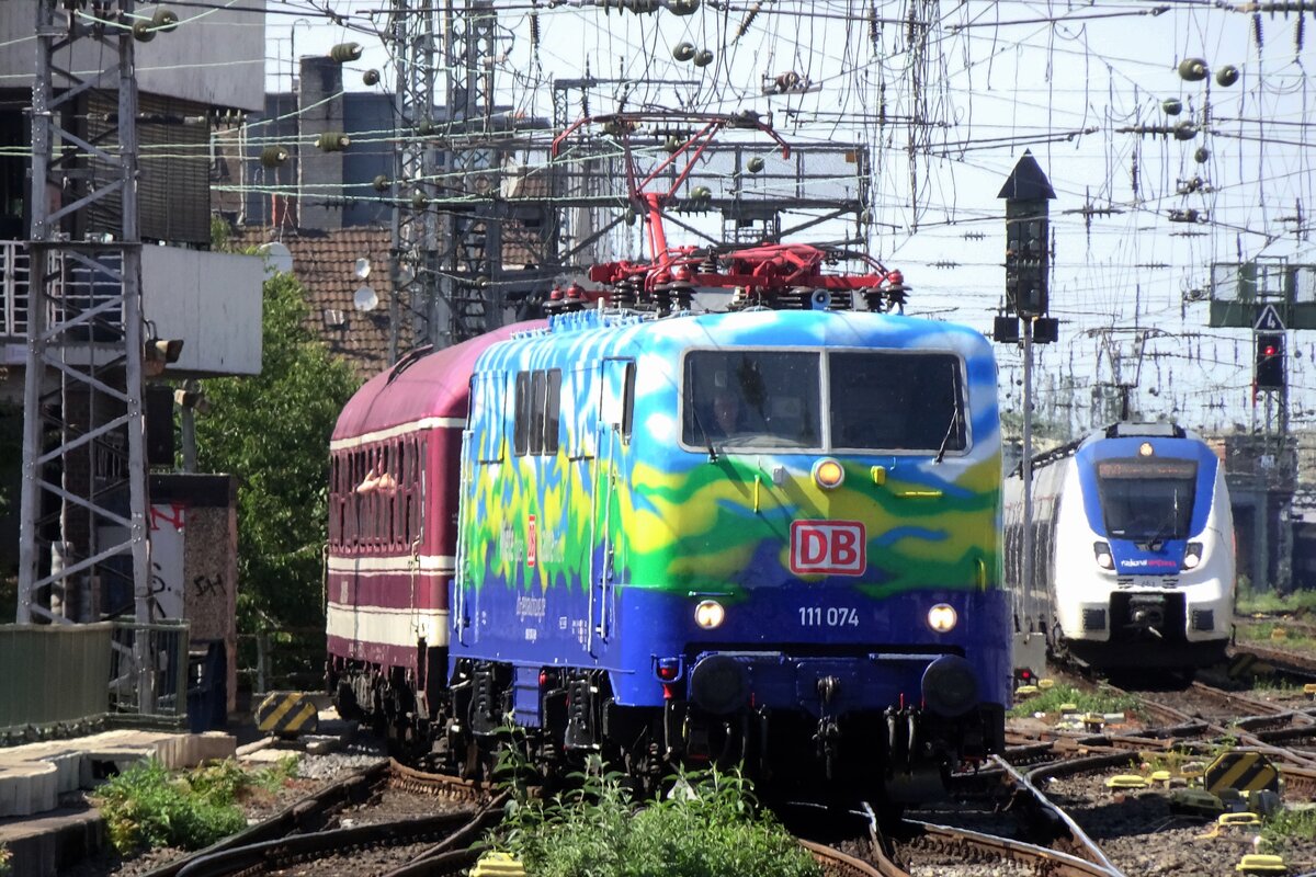 DB 111 074 zieht der Herzerather am 22 Mai 2022 ins Kölner Hbf.