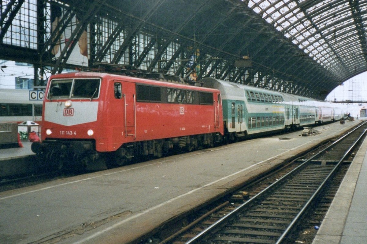 DB 111 134 hält am 24 Februar 1998 in Köln Hbf.