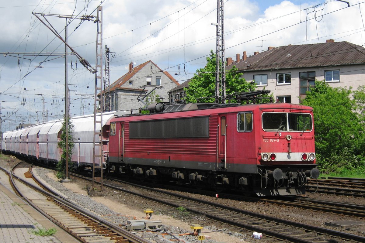 DB 155 167 schleppt ein kalkzug durch Osnabrck am 6 Juni 2013.