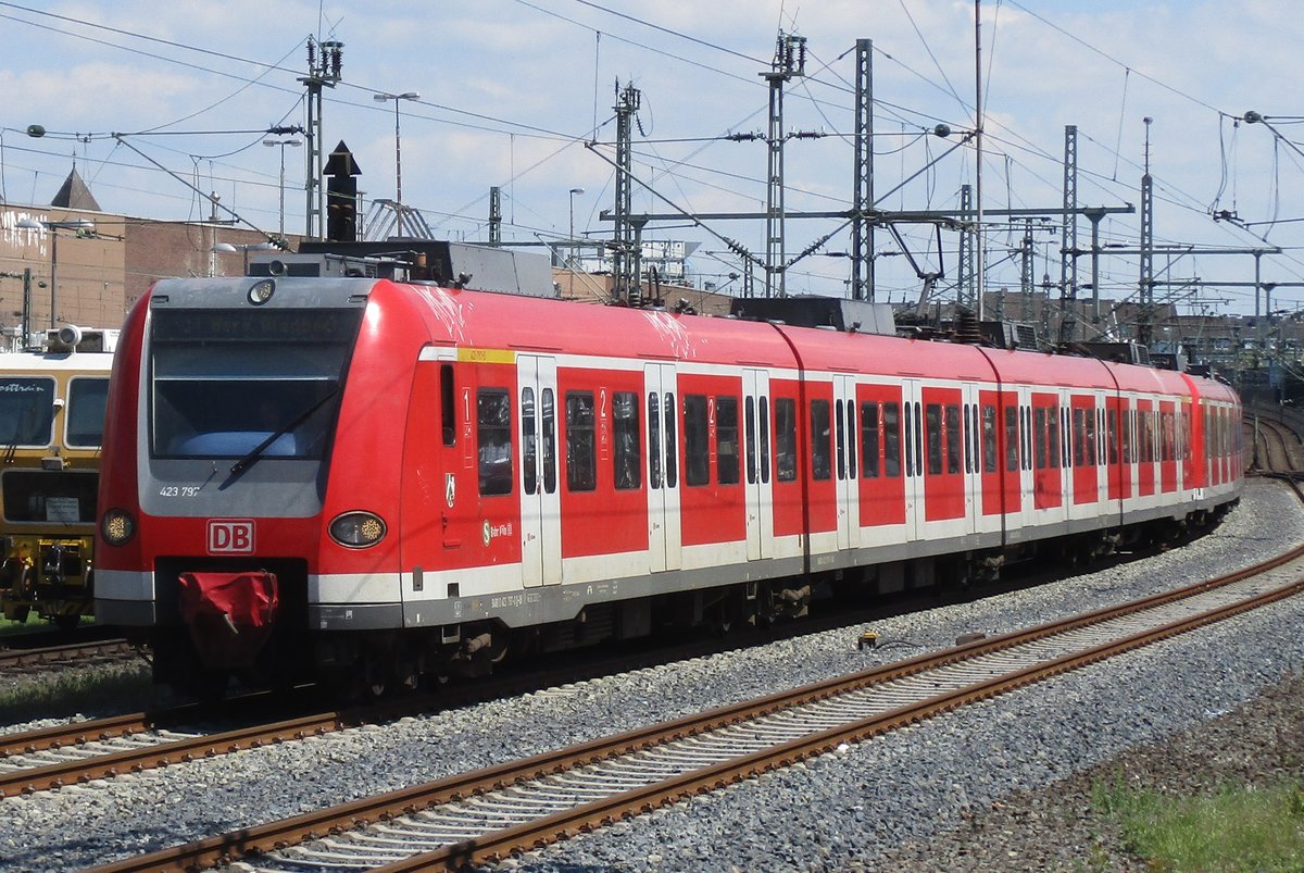 DB 423 797 trefft am 22 Mai 2017 in Düsseldorf Hbf ein.