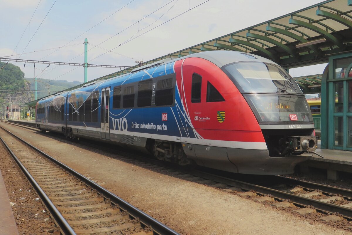 DB 642 037/537 wirbt auch noch am 20.Juni 2022 in Decin hl.n. für das VVO-Ticket.