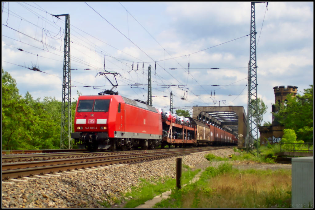 DB Cargo 145 063 fuhr mit einem gemischten G�terzug am 21.05.2016 durch die Elbbr�cke bei Magdeburg