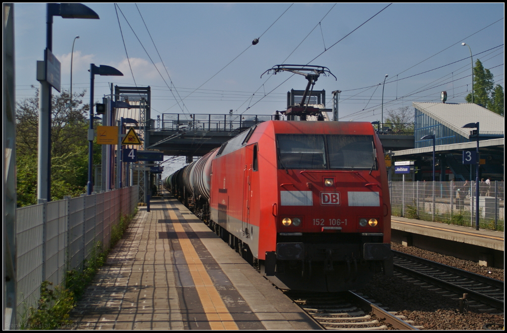 DB Cargo 152 106-1 kam am 11.05.2017 mit einem Kesselwagenzug durch den Bahnhof Berlin-Hohensch�nhausen gefahren