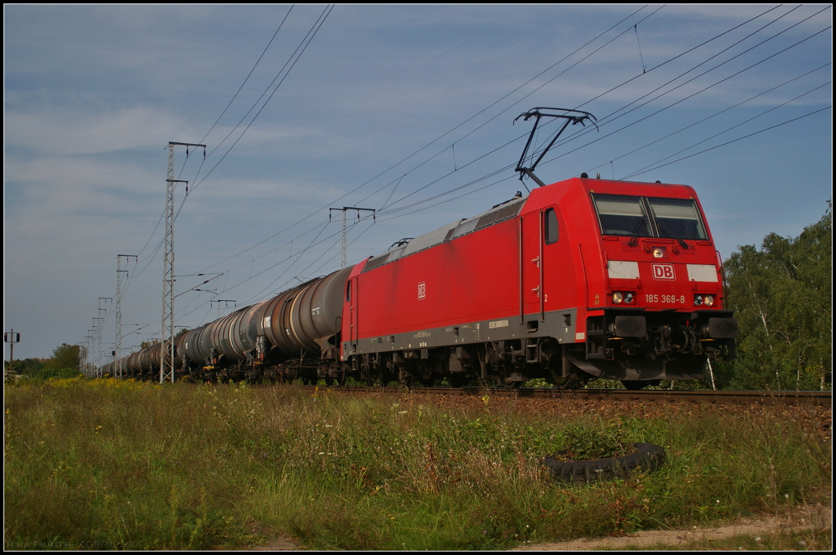 DB Cargo 185 368-8 fuhr mit einem Kesselwagenzug am 30.08.2017 durch die Berliner Wuhlheide