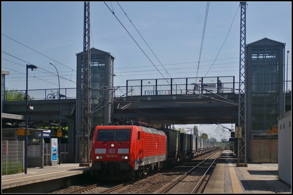DB Cargo 189 061-5 kam mit dem  LKW Walter -Zug am 11.05.2017 durch den Bahnhof Berlin-Hohensch�nhausen gefahren