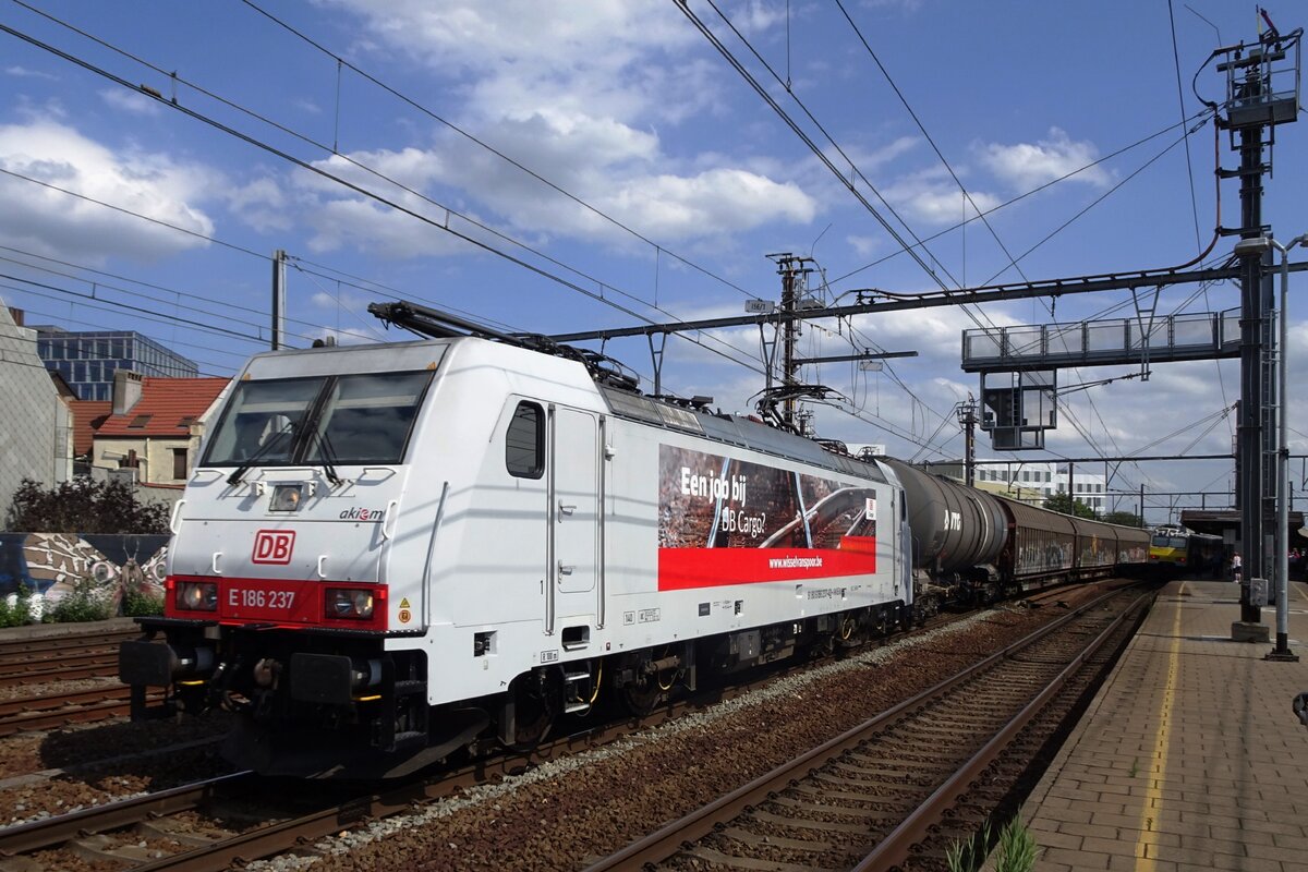 DB cargo Belgium 186 237 durchfahrt am 14 Juli 2022 leise Antwerpen-Berchem. 