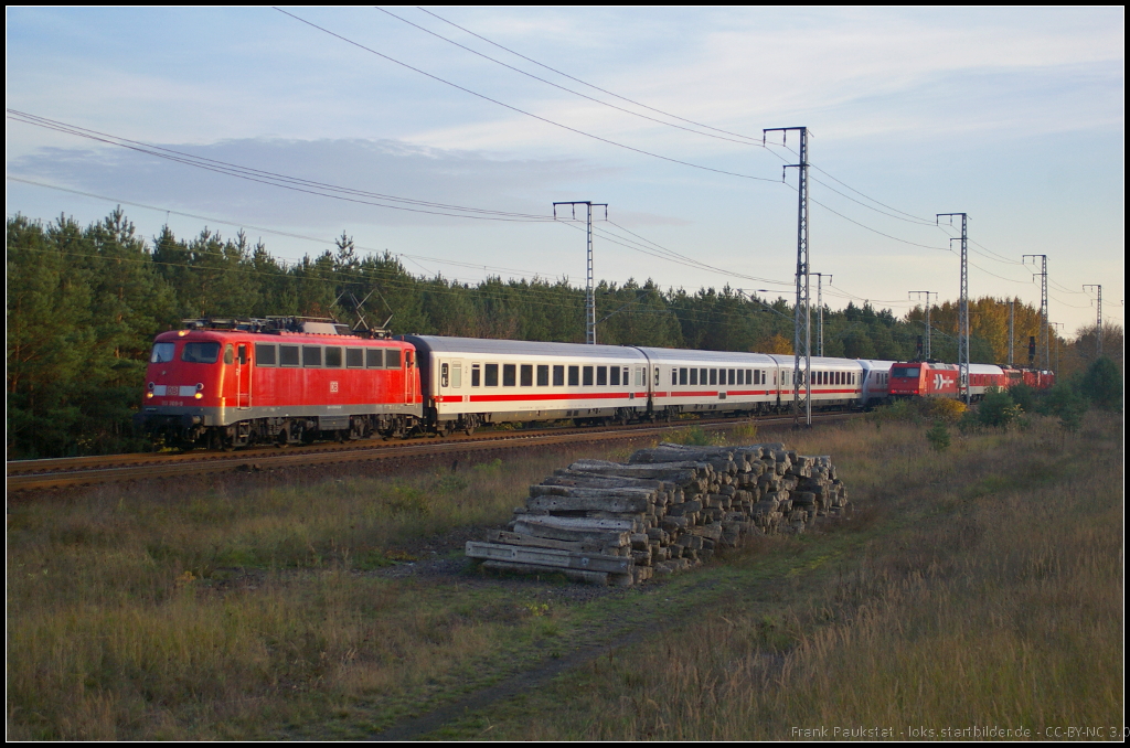DB Fernverkehr 113 309 am 22.10.2013 und dem Pbz mit einigen IC-Wagen und am Schluss 115 383, 112 176 aus Schleswig-Holstein und 146 237  3-L�wen-Takt  in der Berliner Wuhlheide