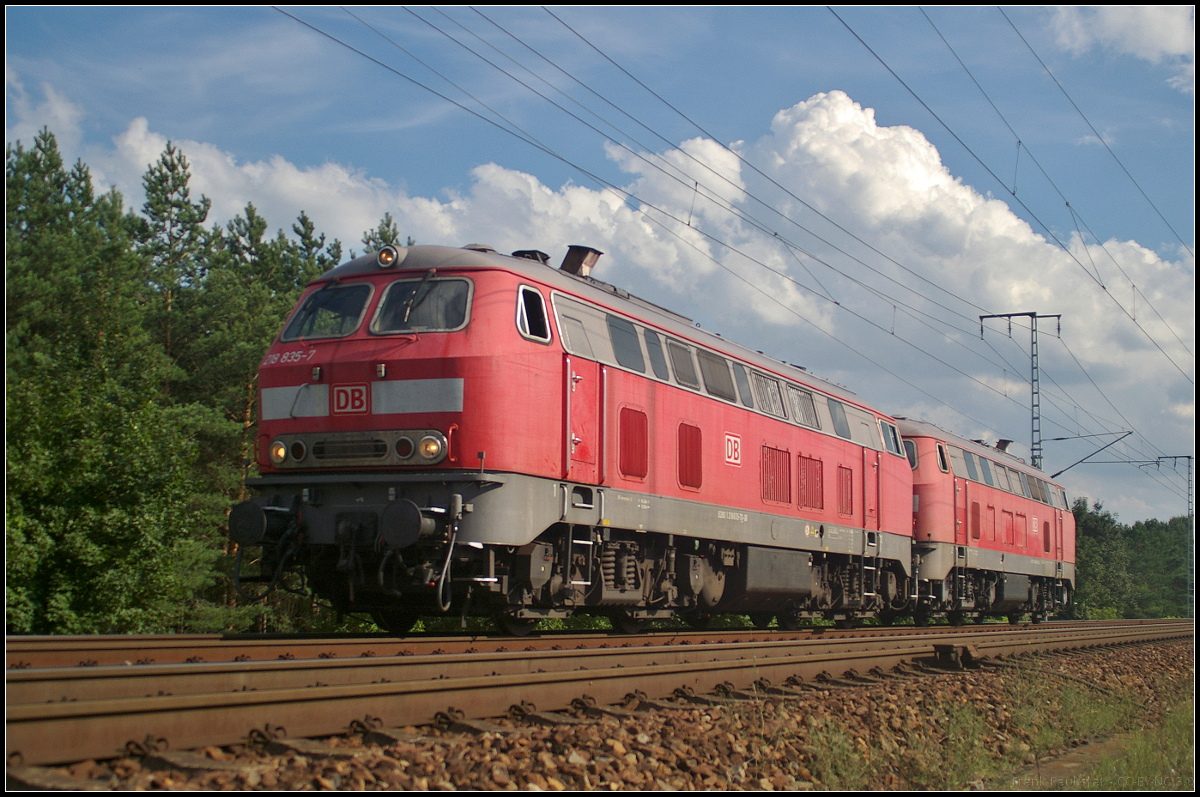 DB Fernverkehr 218 835-7 und 218 831 fuhren am 09.08.2017 als Lokzug durch die Berliner Wuhlheide