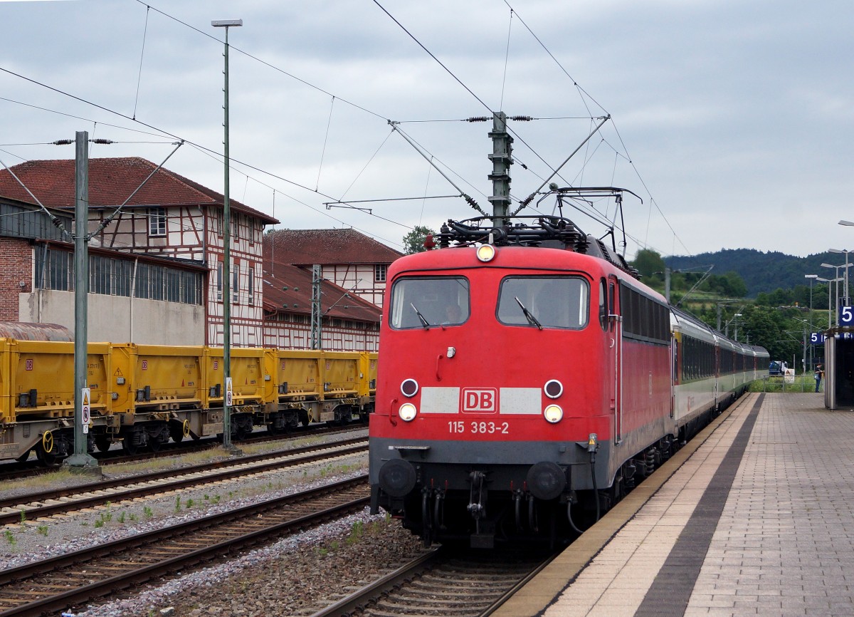 DB: IC Zrich-Stuttgart mit der 115 383-2 bei der Einfahrt Rottweil am 18. Juni 2015.
Foto: Walter Ruetsch