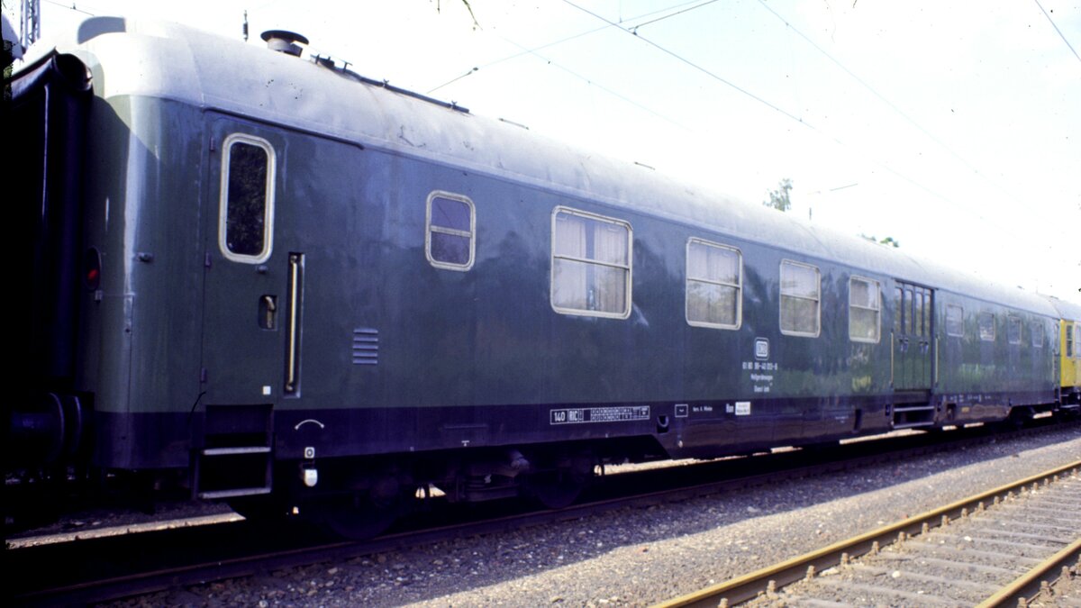DB Messger�tewagen 61 80 99-40 013-6 Dienst �mh 281 der Bundesbahnversuchsanstalt Minden in M�nchen-Freimann am 26.06.1982.
