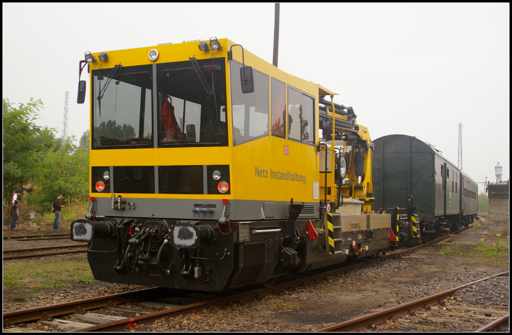 DB Netz BAMOWAG 54.22 in Berlin-Sch�neweide, 20.09.2014
<br><br>
Auch DB Netz war beim 11. Berliner Eisenbahnfest auf dem Vereinsgel�nde zu Gast. Das Gleisarbeitsfahrzeug hat ein Eigengewicht von 30 t, eine Nutzlast von 5 t und erreicht eine H�chstgeschwindigkeit (Hg) von 100 km/h  (Nummer 97 17 56 014 17-3).