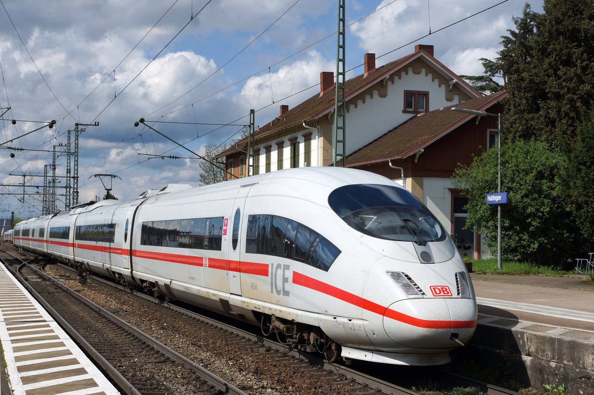 DB: Nicht mehr all zu lange Zeit werden die ICE das historische Bahnhofsgebude Haltingen passieren. Der Abbruch des Bahnhofs und die Sanierung der Strecke sind nmlich schon seit lngerer Zeit geplant und zum Teil bereits in Arbeit. Haltingen 14. April 2016.
Foto: Walter Ruetsch