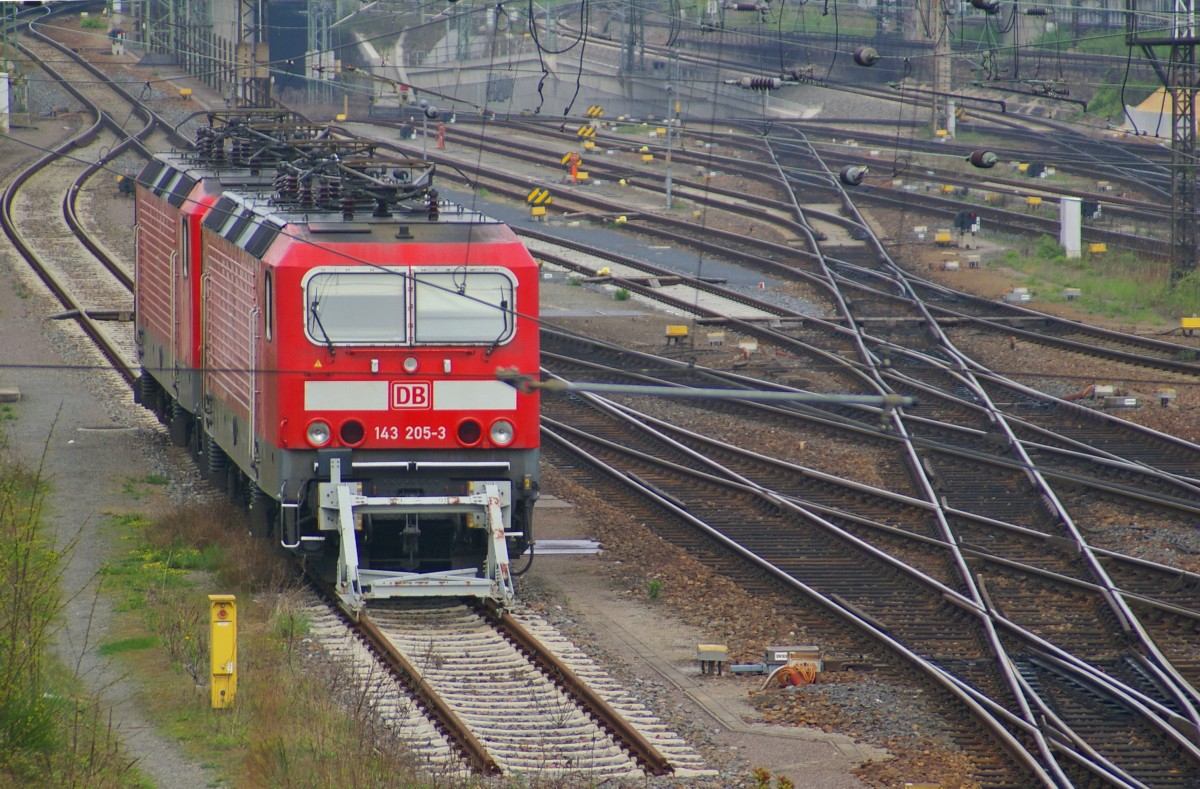 DB Regio 143 205-3 steht mit einer Schwesterlok an einem Stumpfgleis am 12.04.2014 in Dresden Hauptbahnhof
<br><br>
Update: ++ 01.2019 bei BENDER Recycling GmbH & Co KG, Leverkusen-Opladen