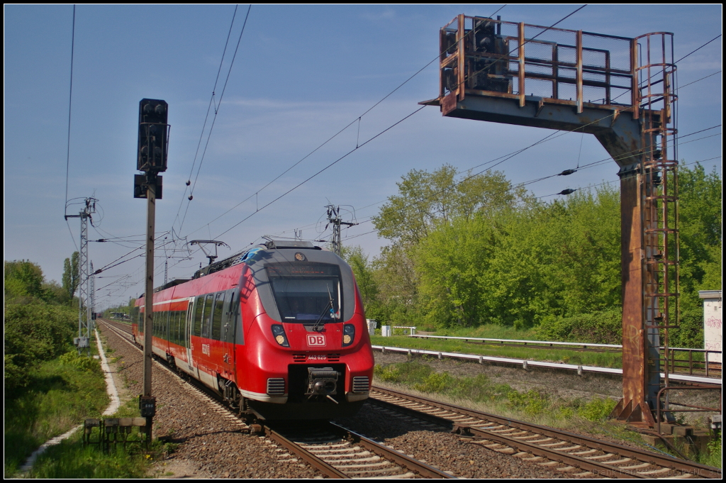 DB Regio 442 125-1 kam am 11.05.2017 zum planm��igen Halt in den Bahnhof Berlin-Hohensch�nhausen eingefahren.