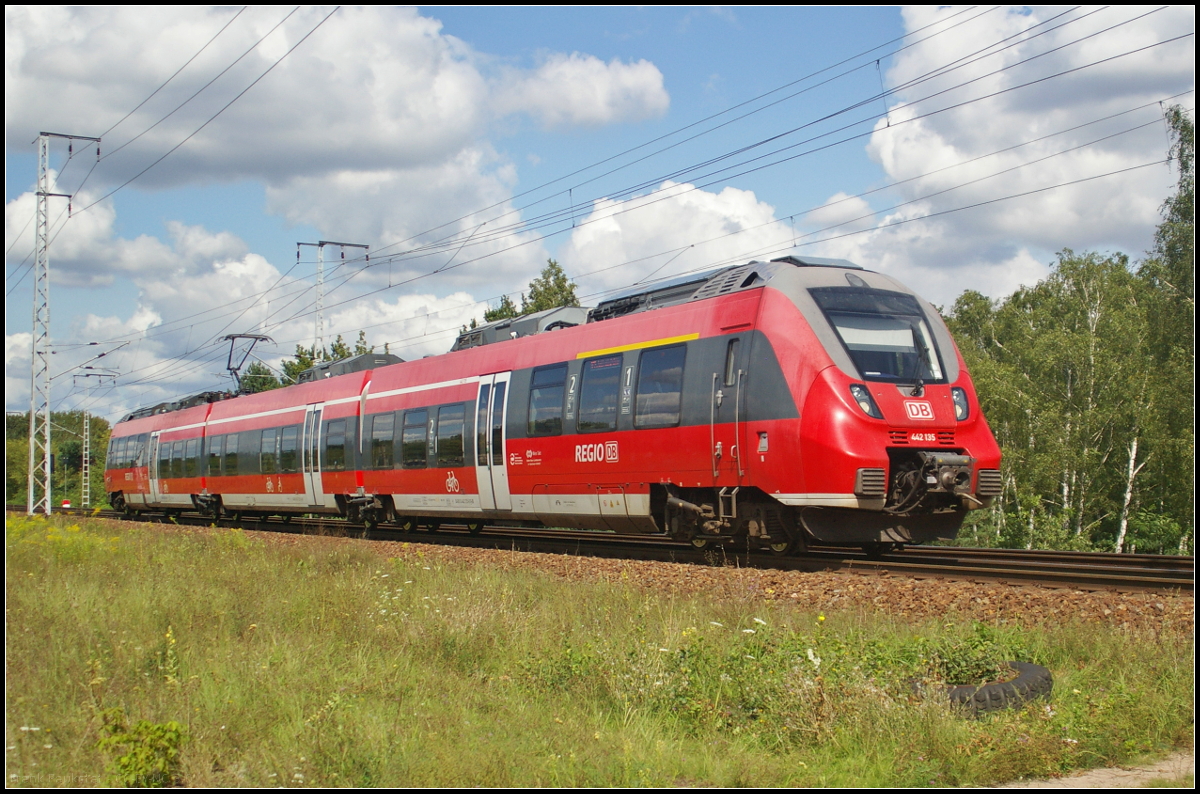 DB Regio 442 135-0 befand sich am 23.08.2017 auf Dienstfahrt nach Sch�nefeld, als der Triebzug durch die Berliner Wuhlheide fuhr