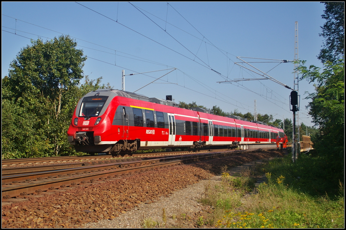 DB Regio 442 329-9 war auf Probefahrt, so die Auskunft in der Fahrtrichtungsanzeige des 5-teiligen Talent 2, als er am 30.08.2017 kurz hinter dem Bahn�bergang der Rudolf-R�hl-Allee in Berlin abgelichtet werden konnte. Wenig sp�ter kam er wieder zur�ck. Doch eine Probefahrt?