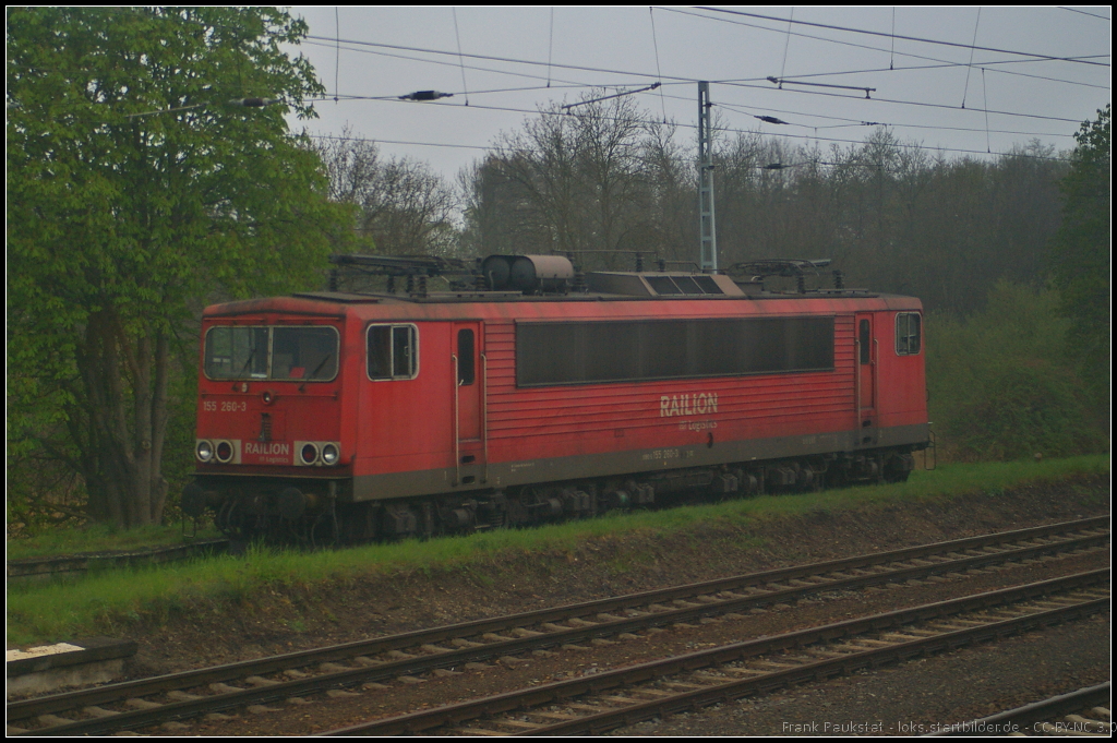 DB Schenker 155 260-3 steht am fr�hen Morgen des 12.04.2014 im Fr�hnebel von Zossen. Aufgenommen aus vorbeifahrenden Regio.