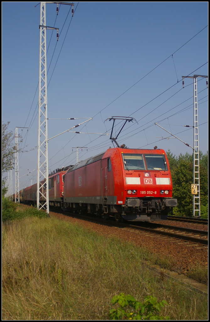 DB Schenker 185 052-8 mit Wagenlok 155 033 und einem G�terzug am 17.09.2014 in der Berliner Wuhlheide