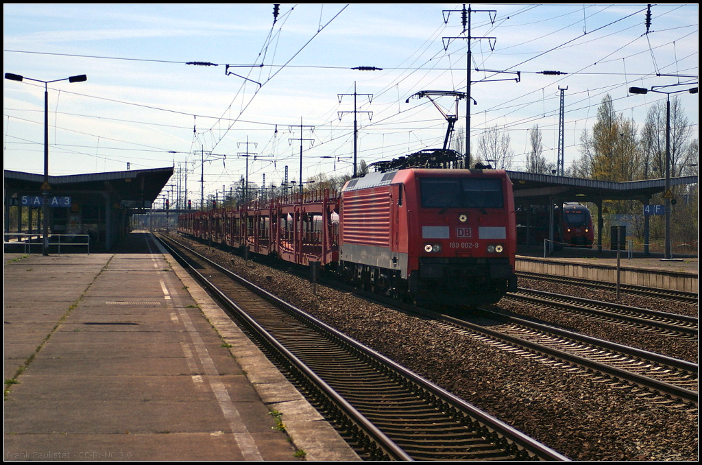 DB Schenker 189 002-9 in Berlin Sch�nefeld Flughafen, 20.04.2015
<br><br>
Die Lok wurde 2010 als Class 189-VM 50 Hz mit Zulassung in Deutschland, Polen und Tschechei umger�stet (NVR-Nummer 91 80 6189 002-9 D-DB)