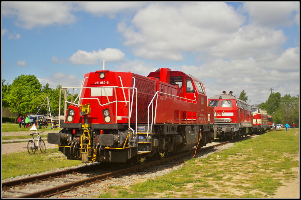 DB Schenker 261 060-8 in Magdeburg Neustadt, 10.05.2015
<br><br>
2011 wurde die Lok bei Voith in Kiel gebaut und im selben Jahr an DB Schenker Rail Deutschland AG ausgeliefert (NVR-Nummer 92 80 1261 060-8 D-DB). Die Lok führte auf dem Familienfest der Magdeburger Eisenbahnfreunde eine Reihe weiterer Dieselloks an.
